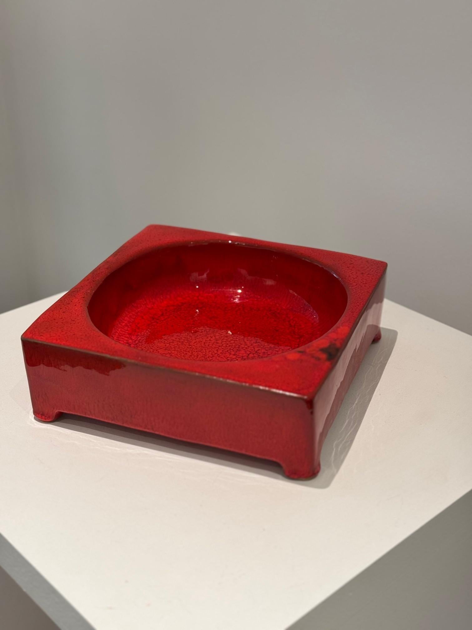 Plato o vide poche esmaltado rojo brillante Firmado por RJ Cloutier Años 60 en venta 2