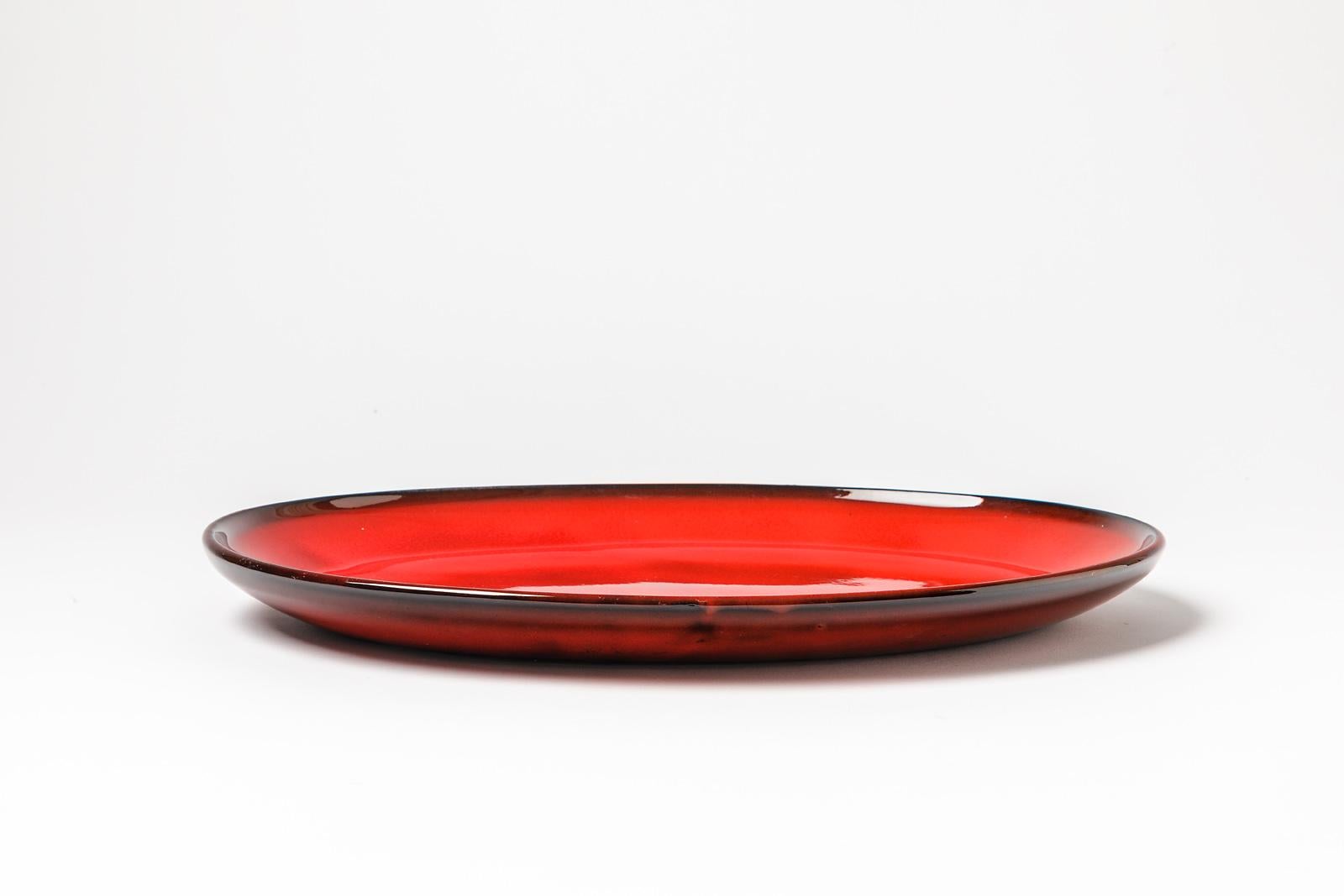 Français Assiette en céramique rouge brillante du milieu du siècle dernier par Gerard Hofmann Vallauris Pottery en vente