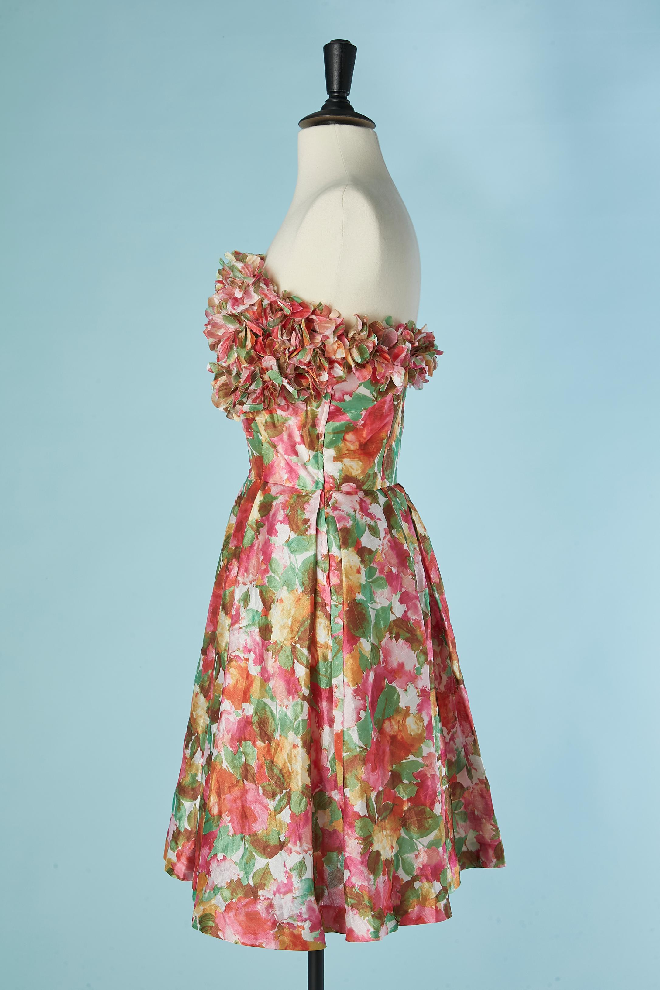 Glänzendes Seiden-Bustierkleid mit Blumendruck und Stoffblume Rita & Lilli im Zustand „Hervorragend“ im Angebot in Saint-Ouen-Sur-Seine, FR