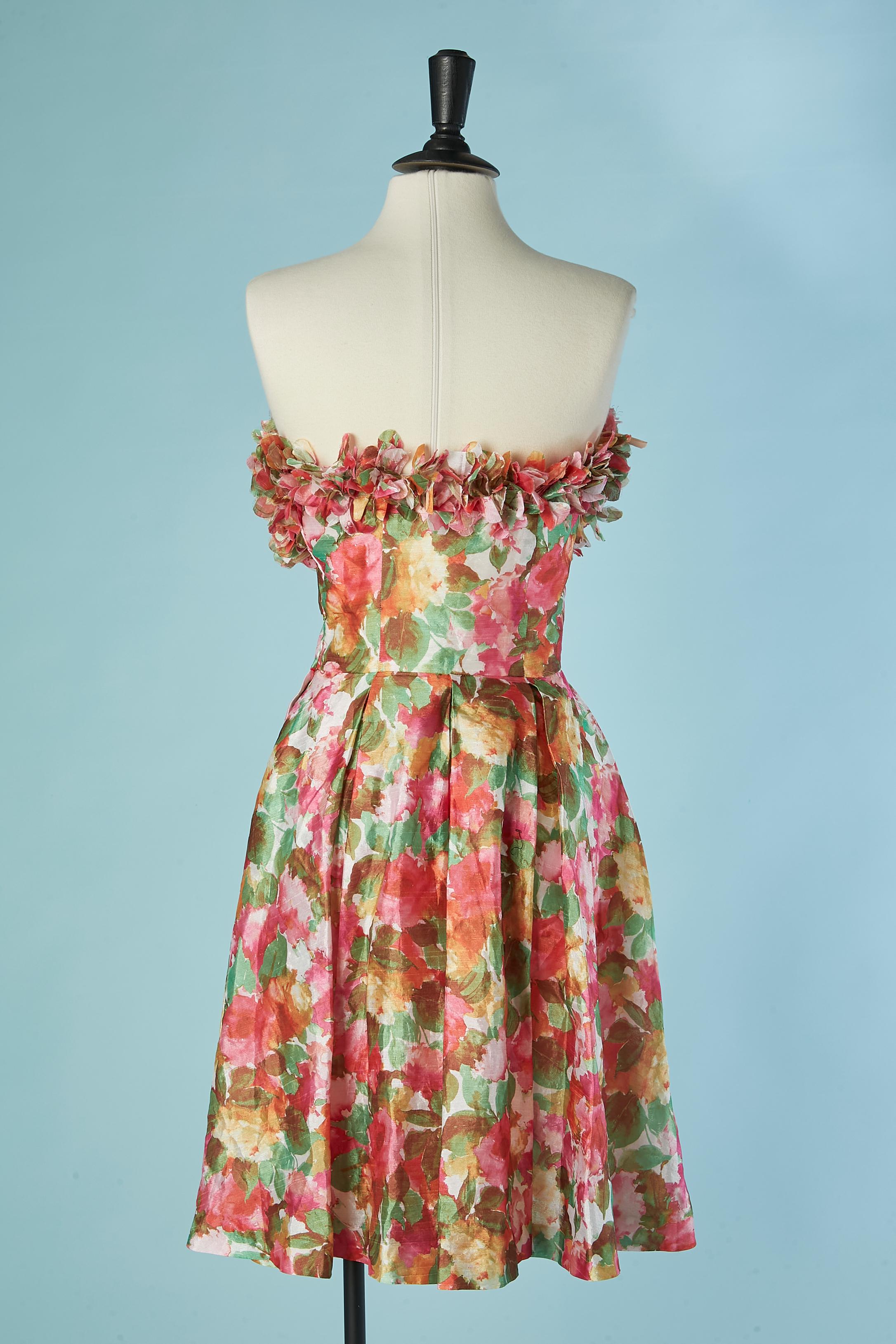 Glänzendes Seiden-Bustierkleid mit Blumendruck und Stoffblume Rita & Lilli Damen im Angebot