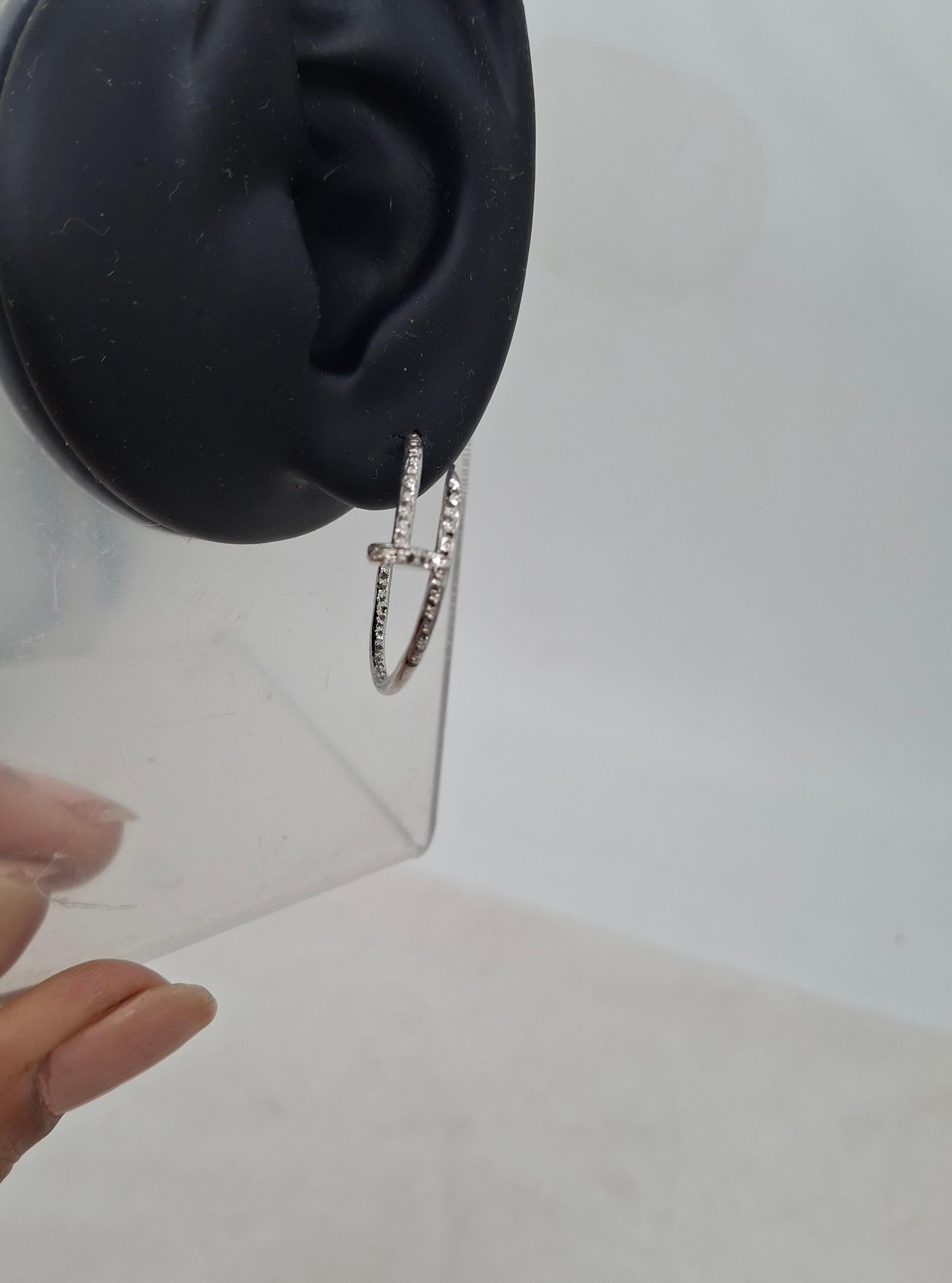 Rétro Orecchino a cerchio aperto in argento lucido con pave di diamanti ossidati in vendita