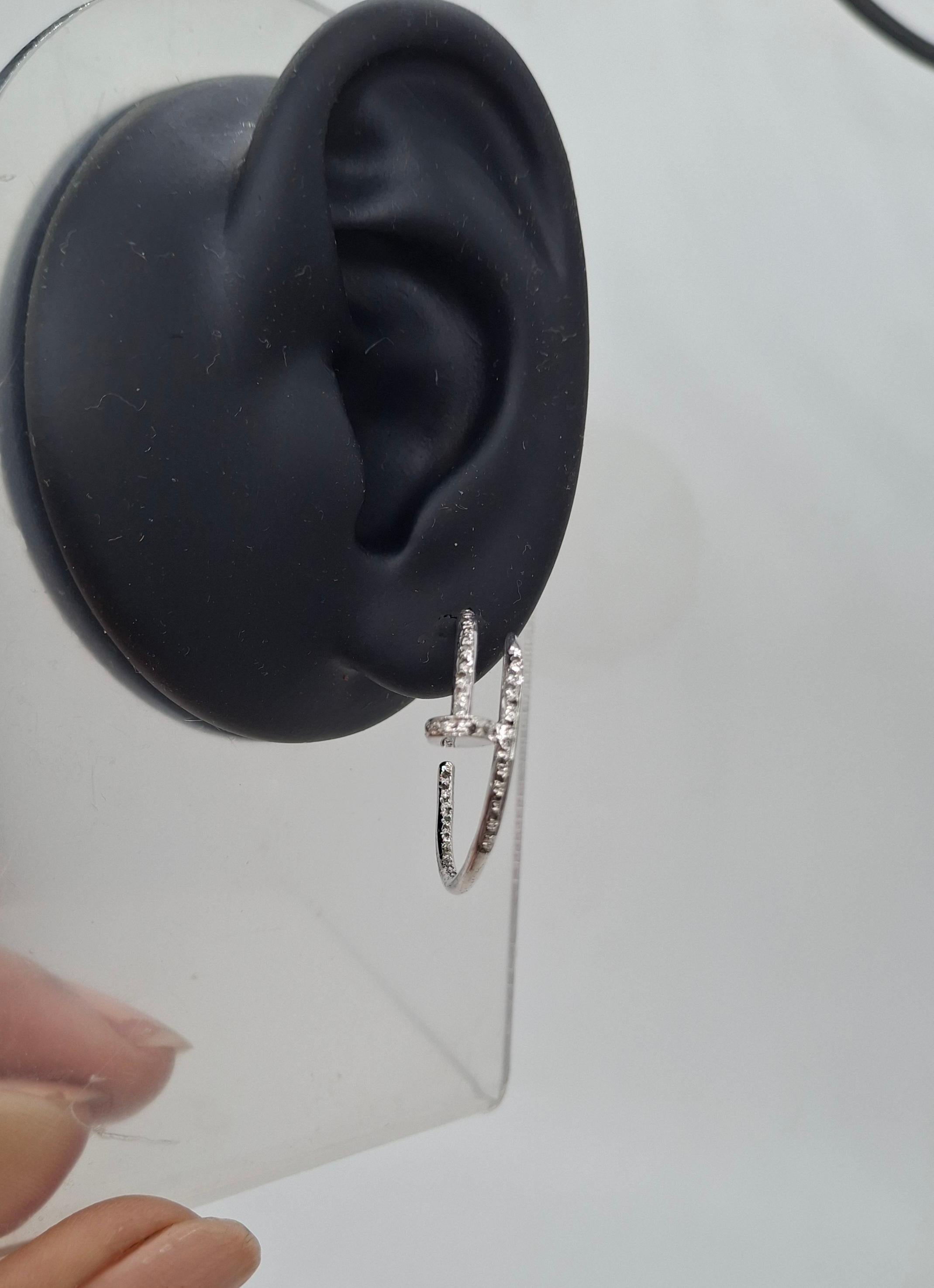 Taglio a rosa Orecchino a cerchio aperto in argento lucido con pave di diamanti ossidati in vendita