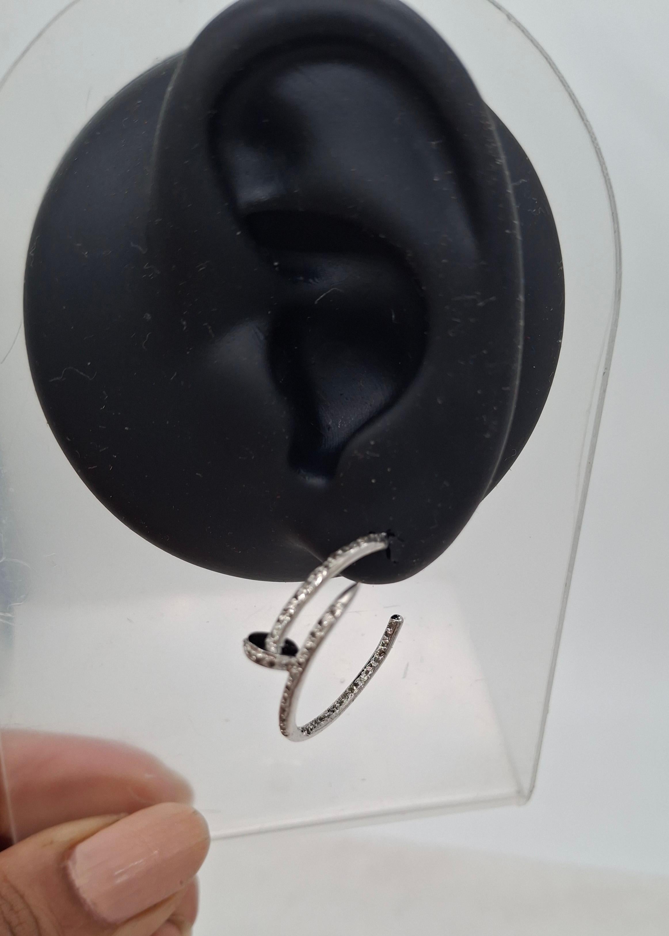 Orecchino a cerchio aperto in argento lucido con pave di diamanti ossidati In condizioni Nuovo in vendita a Delhi, DL