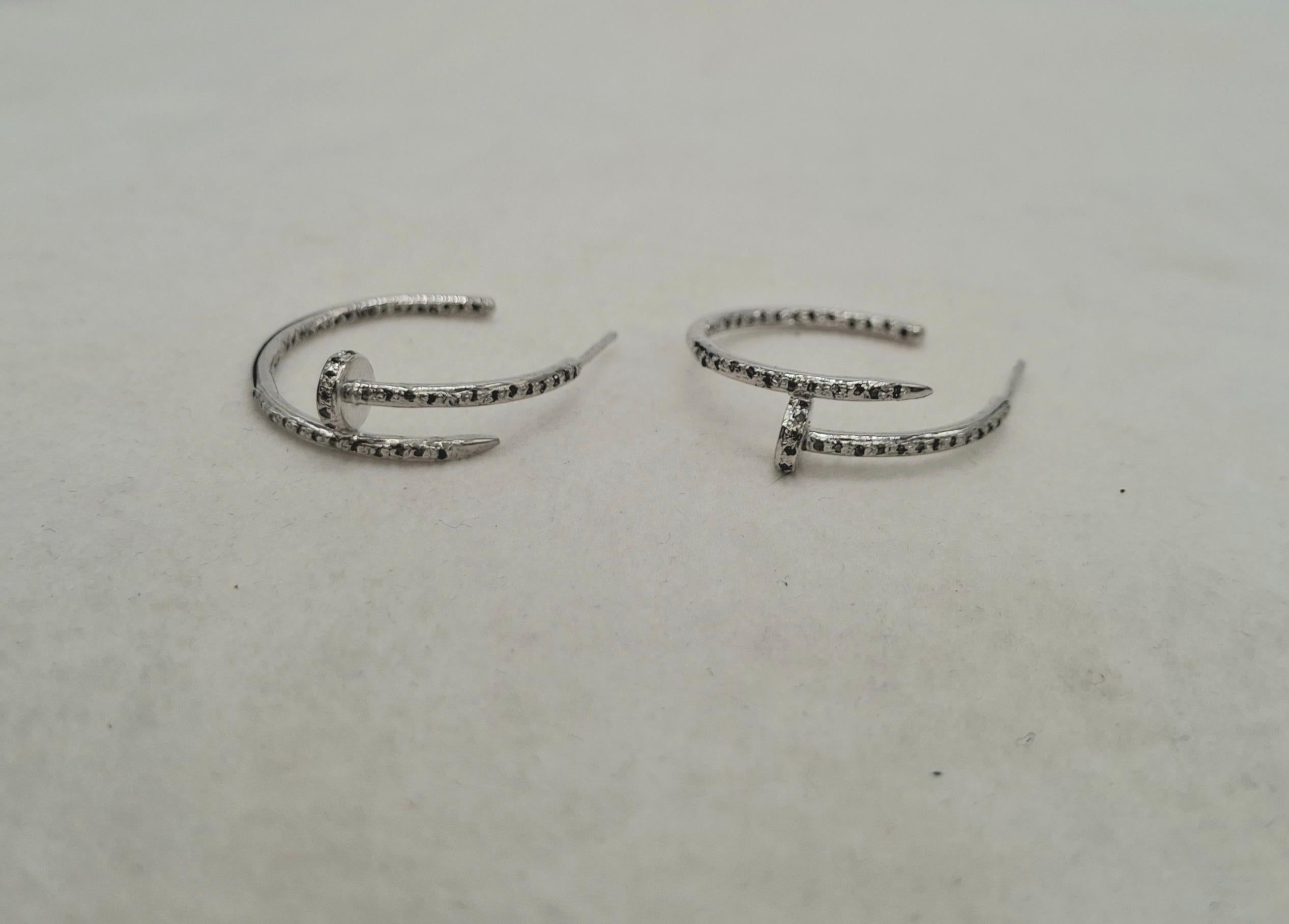 Donna Orecchino a cerchio aperto in argento lucido con pave di diamanti ossidati in vendita