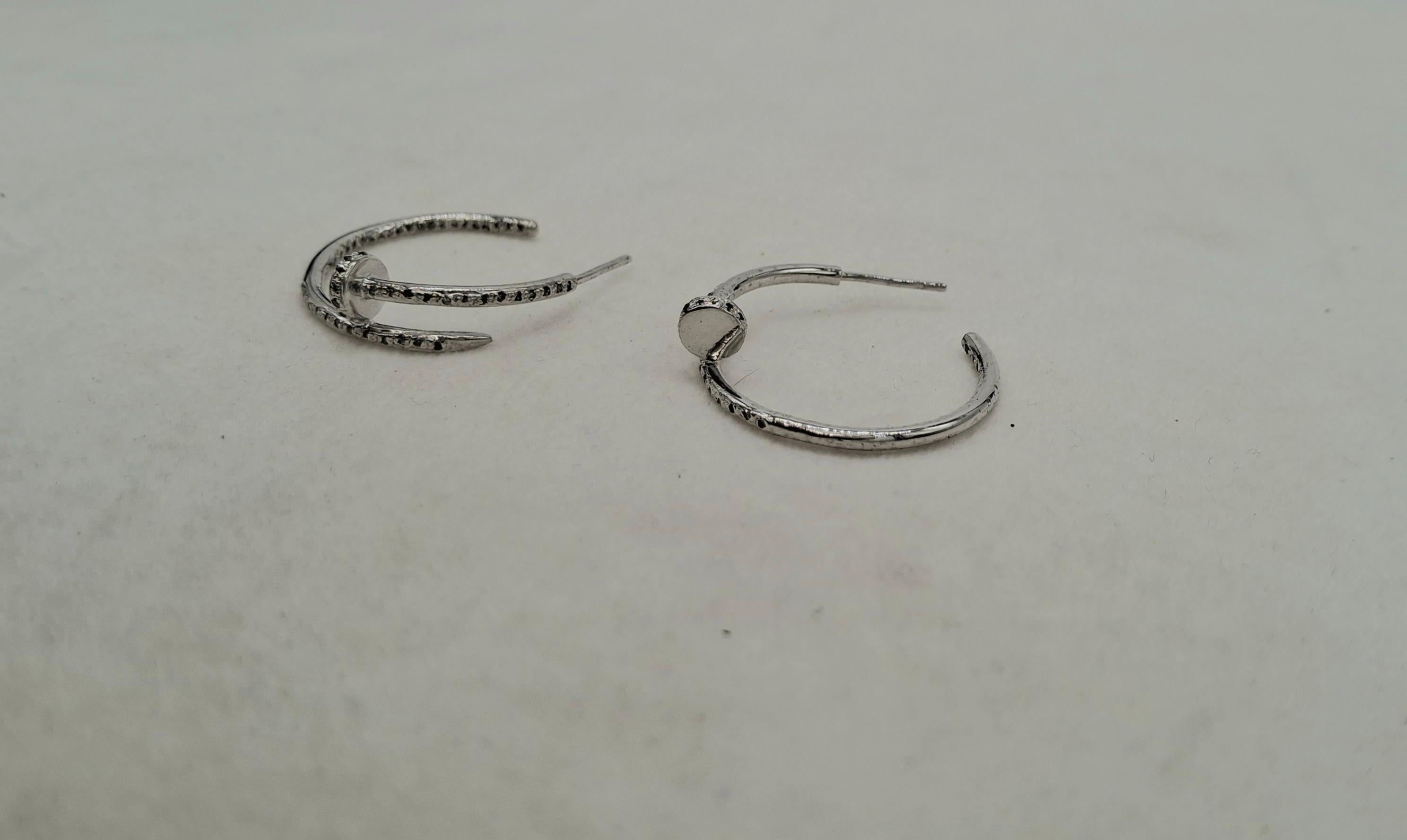 Orecchino a cerchio aperto in argento lucido con pave di diamanti ossidati in vendita 1