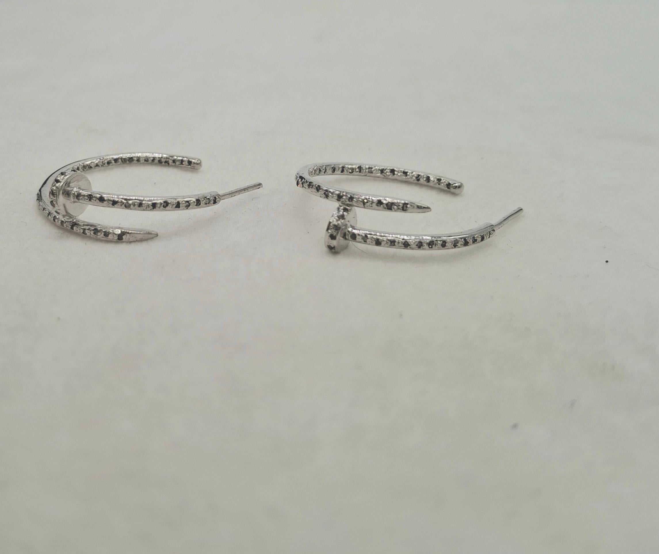 Orecchino a cerchio aperto in argento lucido con pave di diamanti ossidati in vendita 2