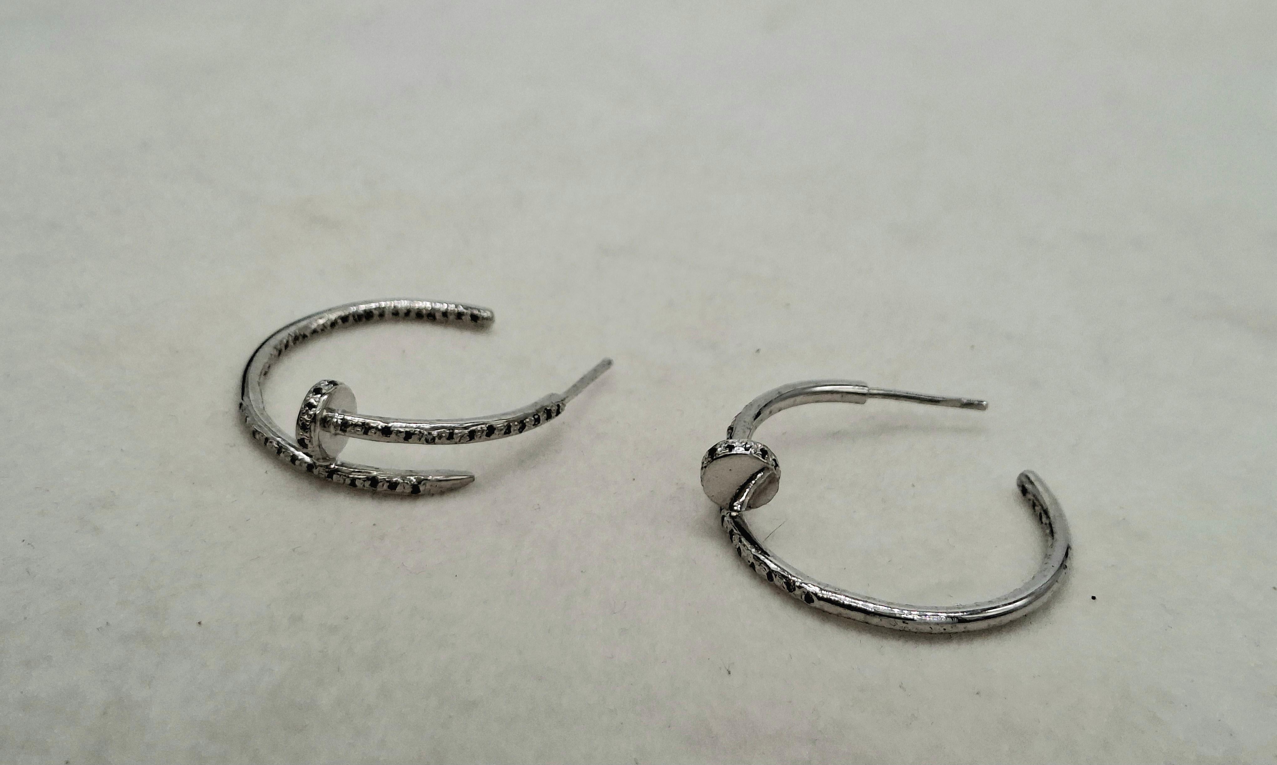 Orecchino a cerchio aperto in argento lucido con pave di diamanti ossidati in vendita 3