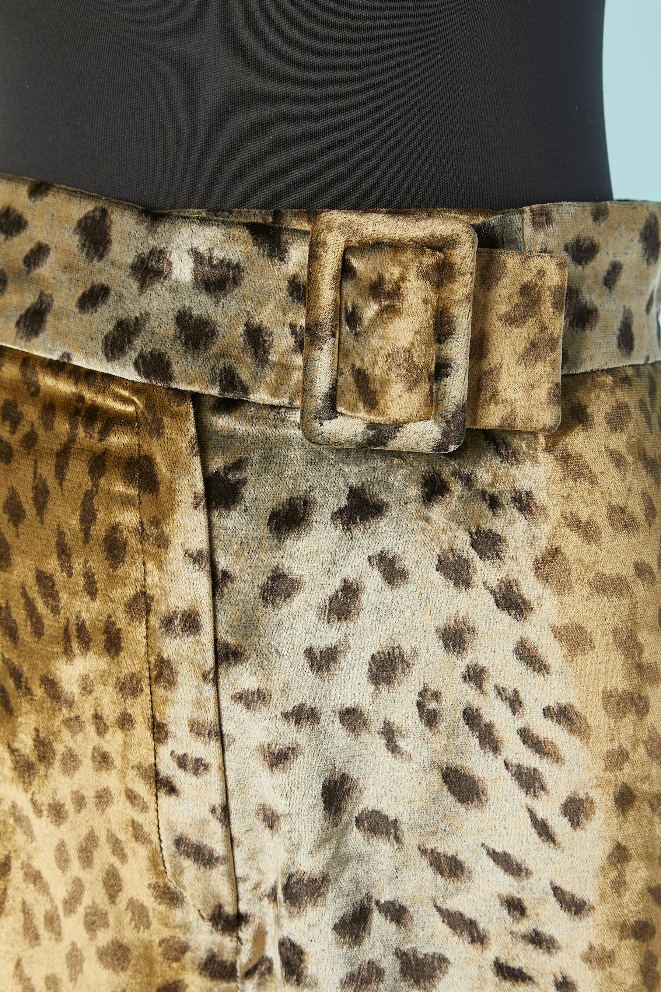 Pantaloni in velluto lucido con stampa animalier e cintura. Composizione del tessuto: 59% rayon, 29% cotone, 12% modal. 
Chiusura con bottoni, asole, zip e fibbie sulla parte anteriore centrale della vita. 
TAGLIA 36 (Fr) S