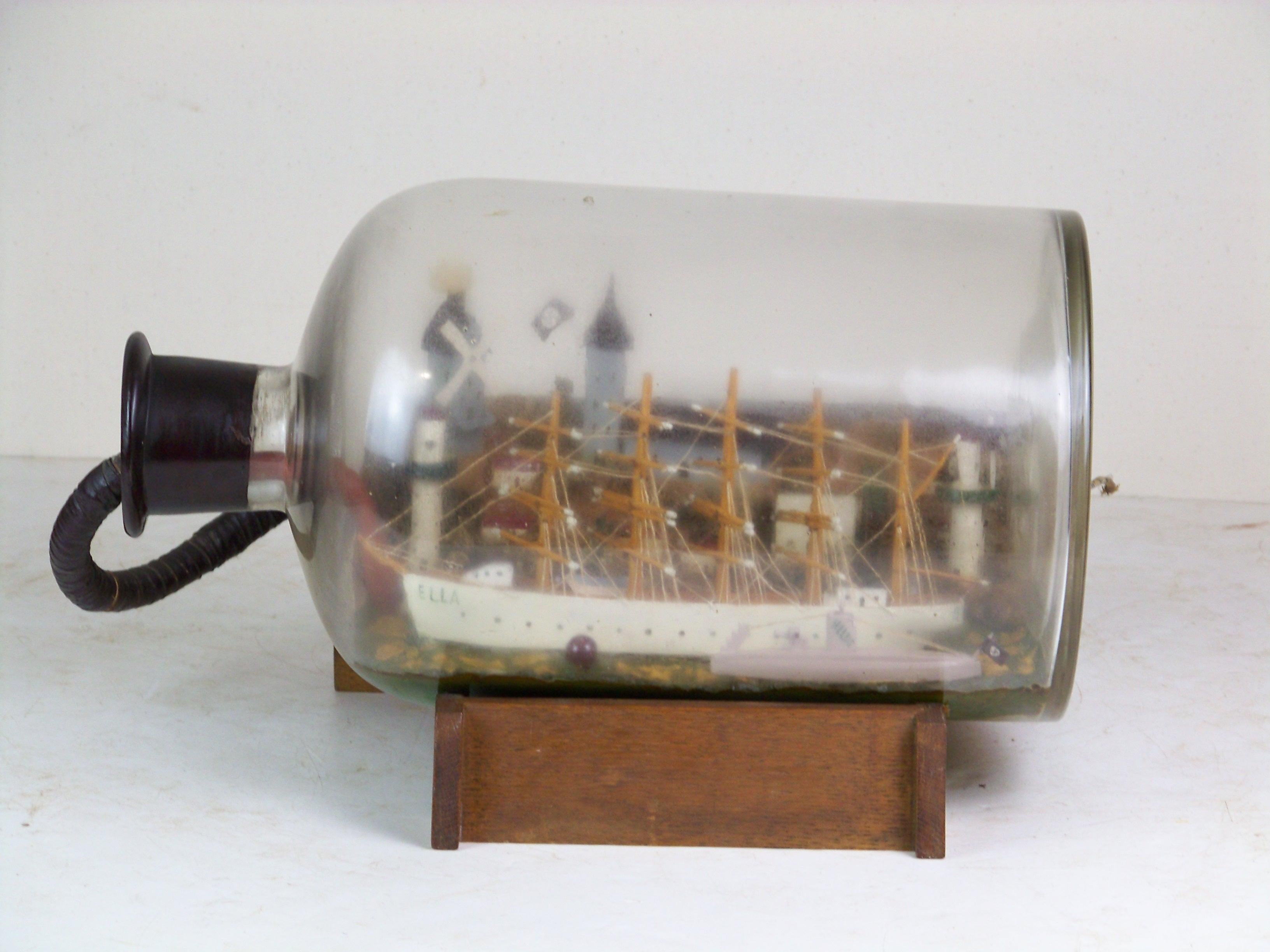 Ein Schiff und ein U-Boot im Hafen, Nazi-Flaggen. Winzige Glühbirnen sind im Diorama installiert (Funktionalität nicht getestet, es fehlt ein Stromkabel).