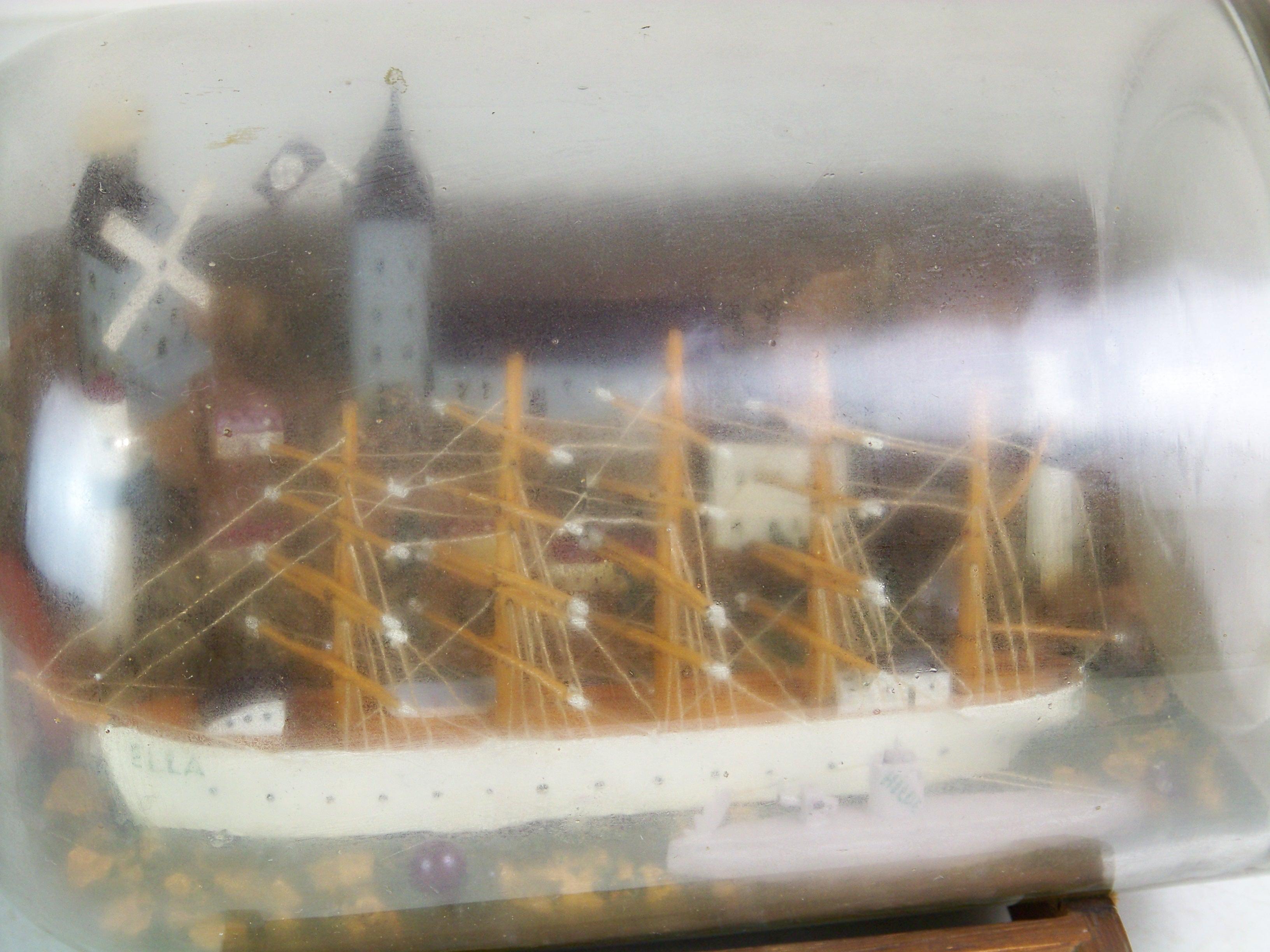 Schiff und U-Boot mit Nazi-Hakenkreuz in einer Flasche, um 1940 (Glas) im Angebot