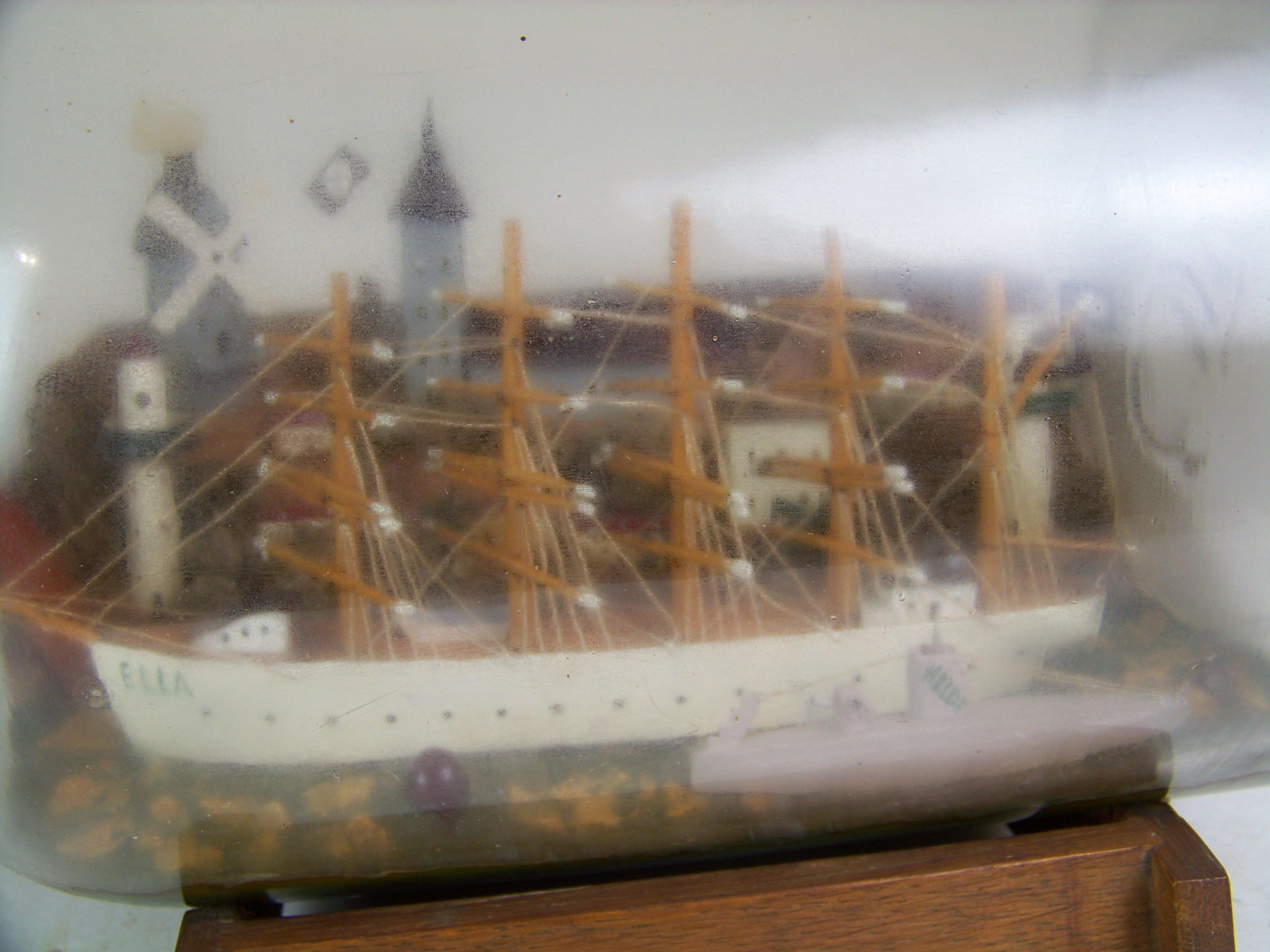 Schiff und U-Boot mit Nazi-Hakenkreuz in einer Flasche, um 1940 im Angebot 1