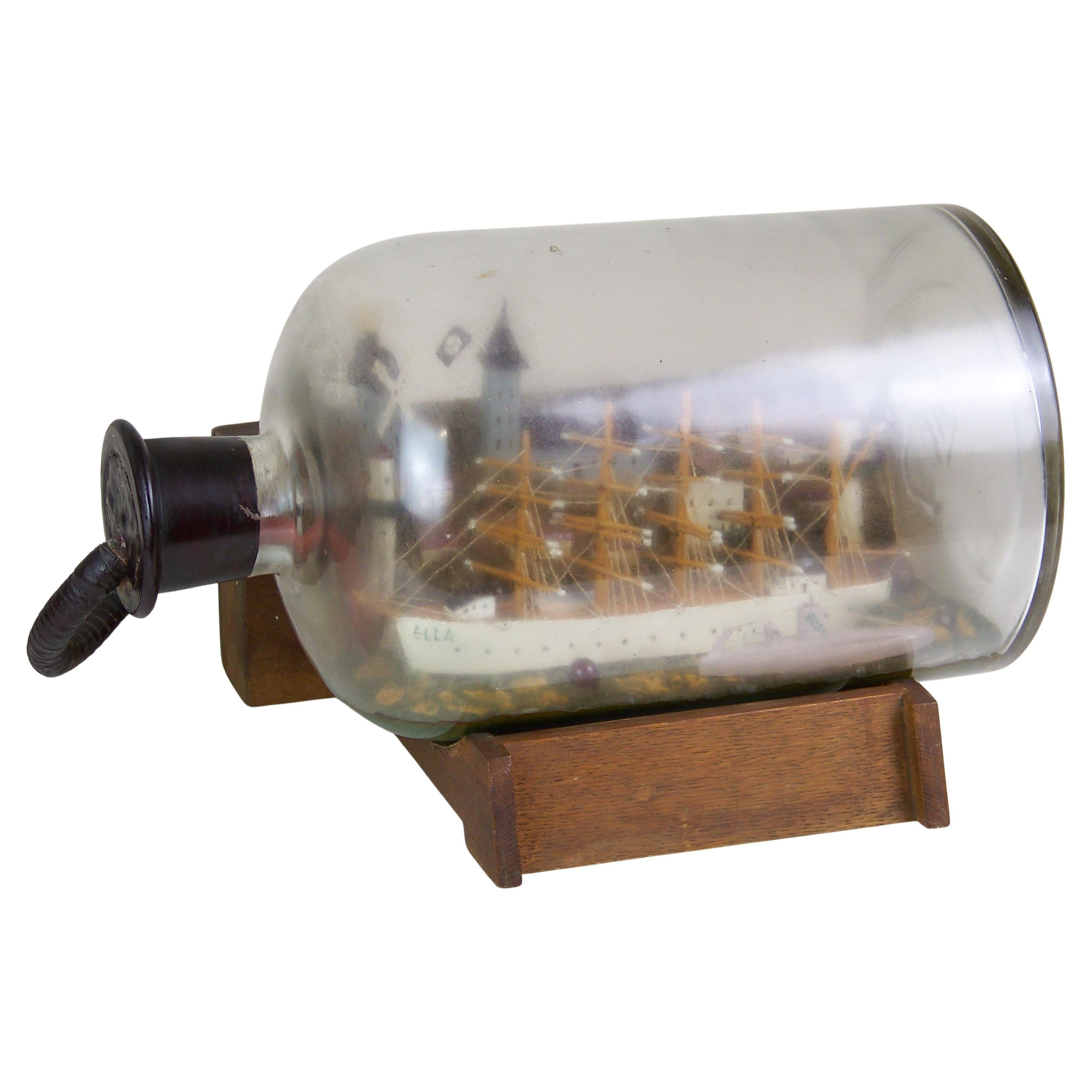 Schiff und U-Boot mit Nazi-Hakenkreuz in einer Flasche, um 1940 im Angebot