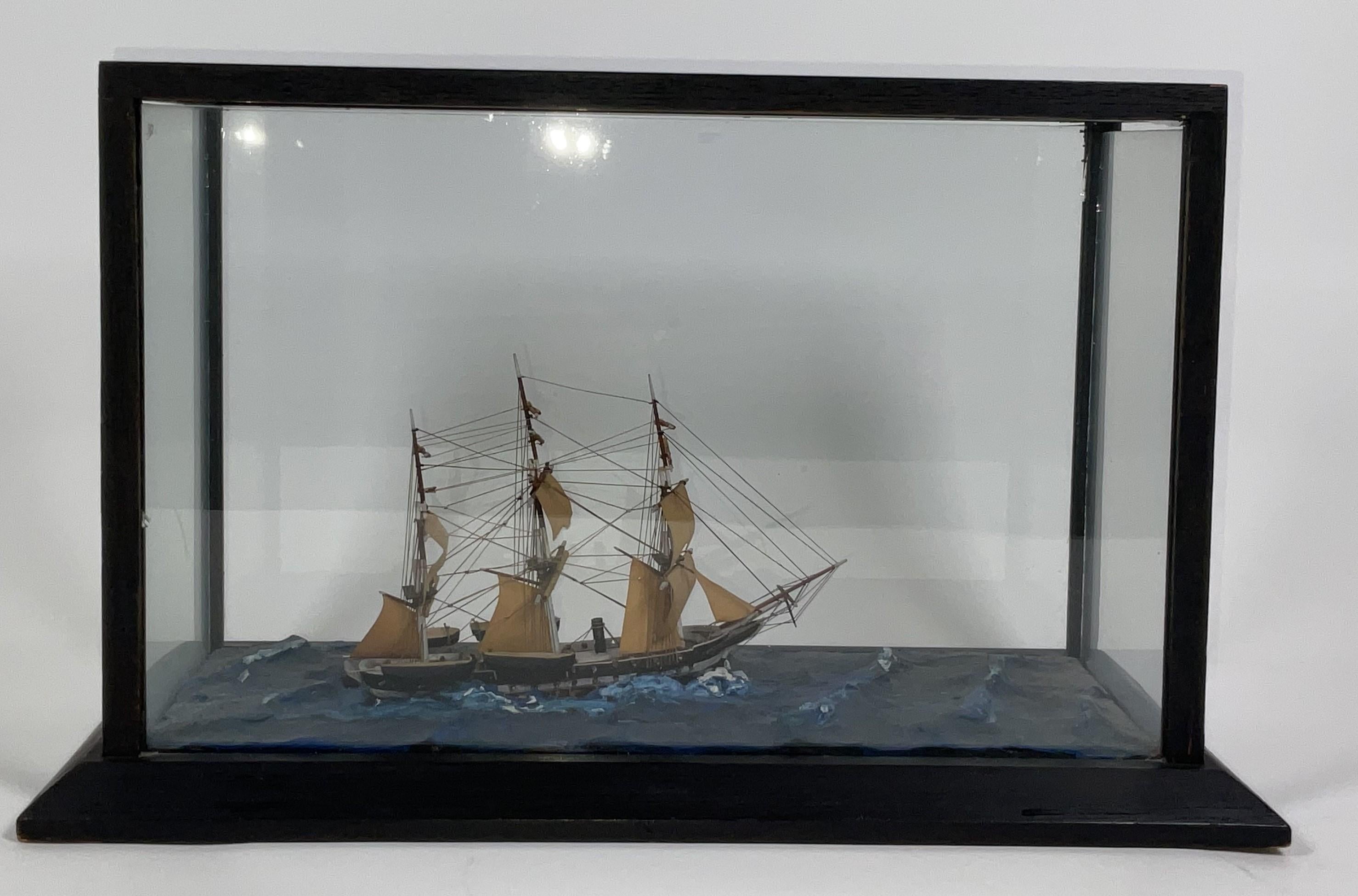 Navire à vapeur et à voile à gréement complet, monté sur sa ligne de flottaison dans un océan calme. gréé d'un ensemble de voiles. Les détails comprennent la cheminée à vapeur, les écoutilles, quatre canots de sauvetage, le canon, etc. sur le pont