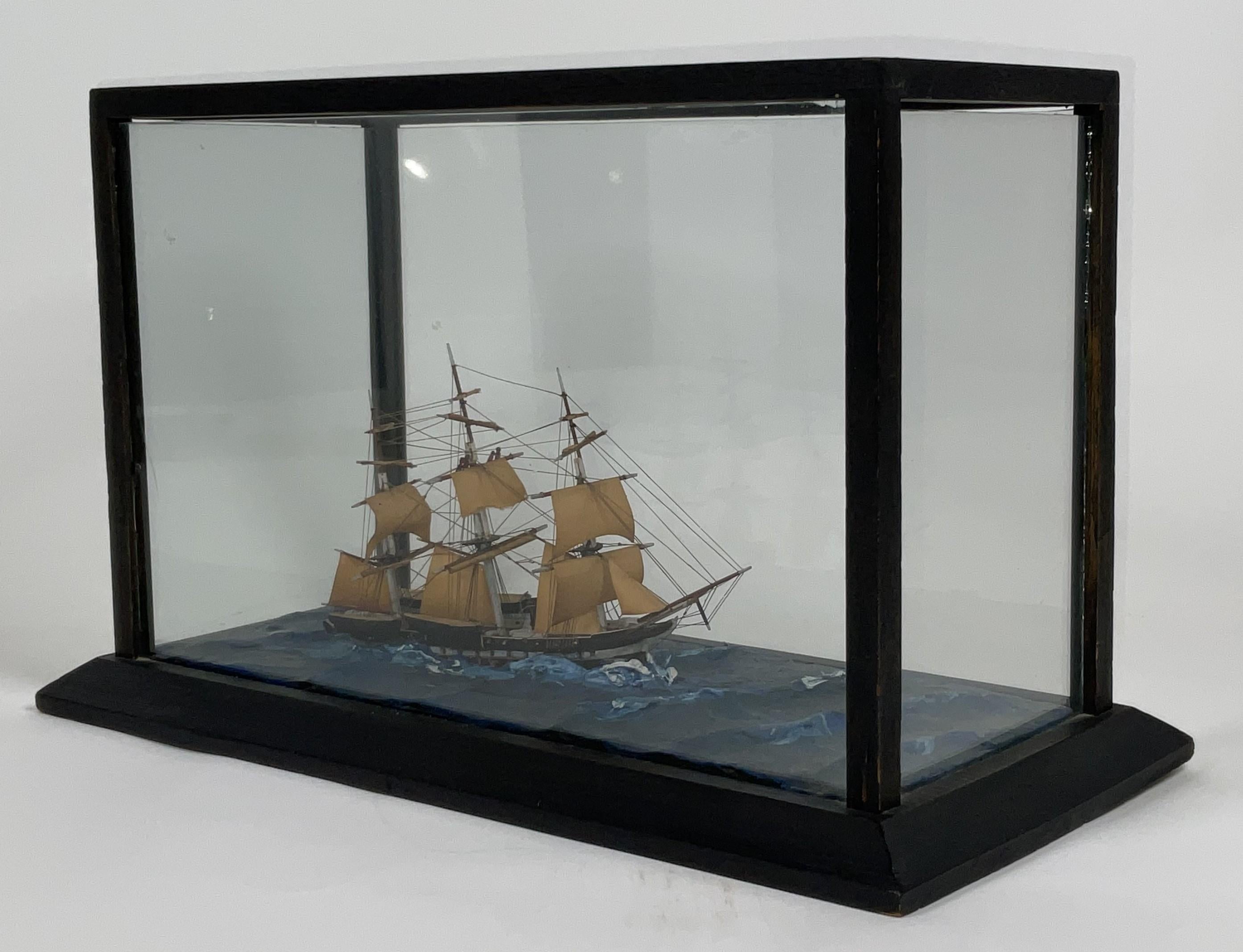 Modèle de bateau Diorama d'un navire à gréement complet Bon état - En vente à Norwell, MA