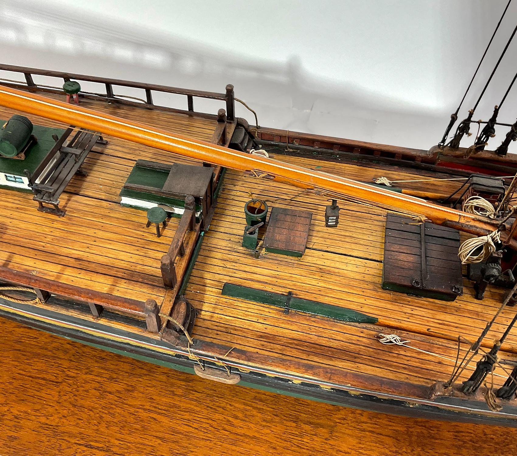 Schiffsschiff Modell „“Hudson River Sloop Illinois“ (Mitte des 20. Jahrhunderts) im Angebot