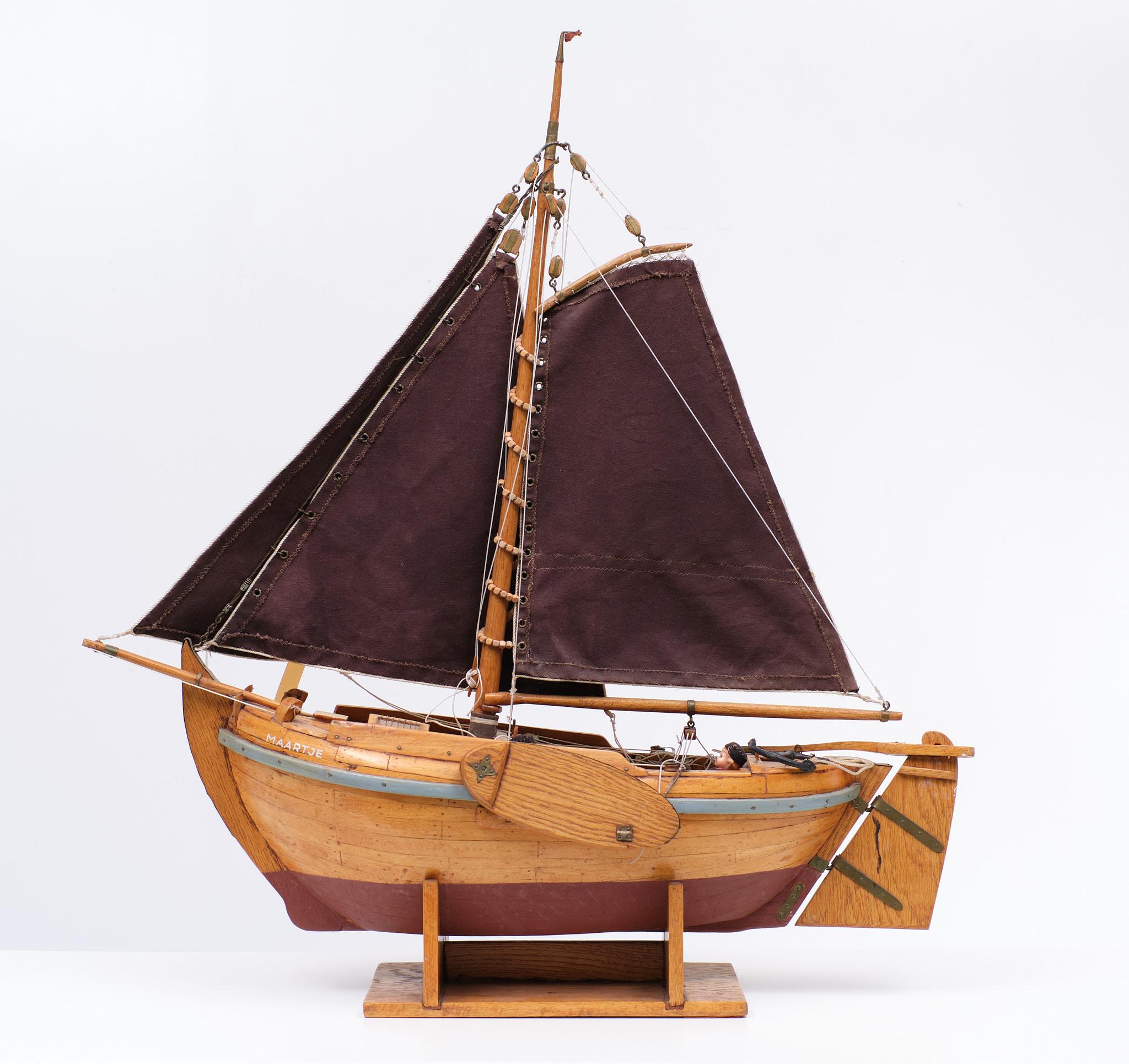Le botter est un type de bateau de pêche à fond plat qui a été développé en Hollande. La plupart des villes de Hollande possédaient leurs propres types de navires qui avaient émergé au fil du temps.
Ce modèle est fait à la main. Image combien de