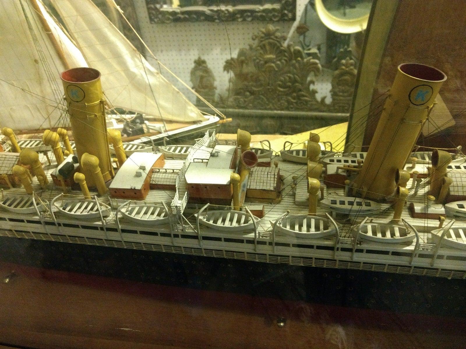 Modèle de bateau à doublure de luxe allemand dans un étui en verre Bon état - En vente à New York, NY