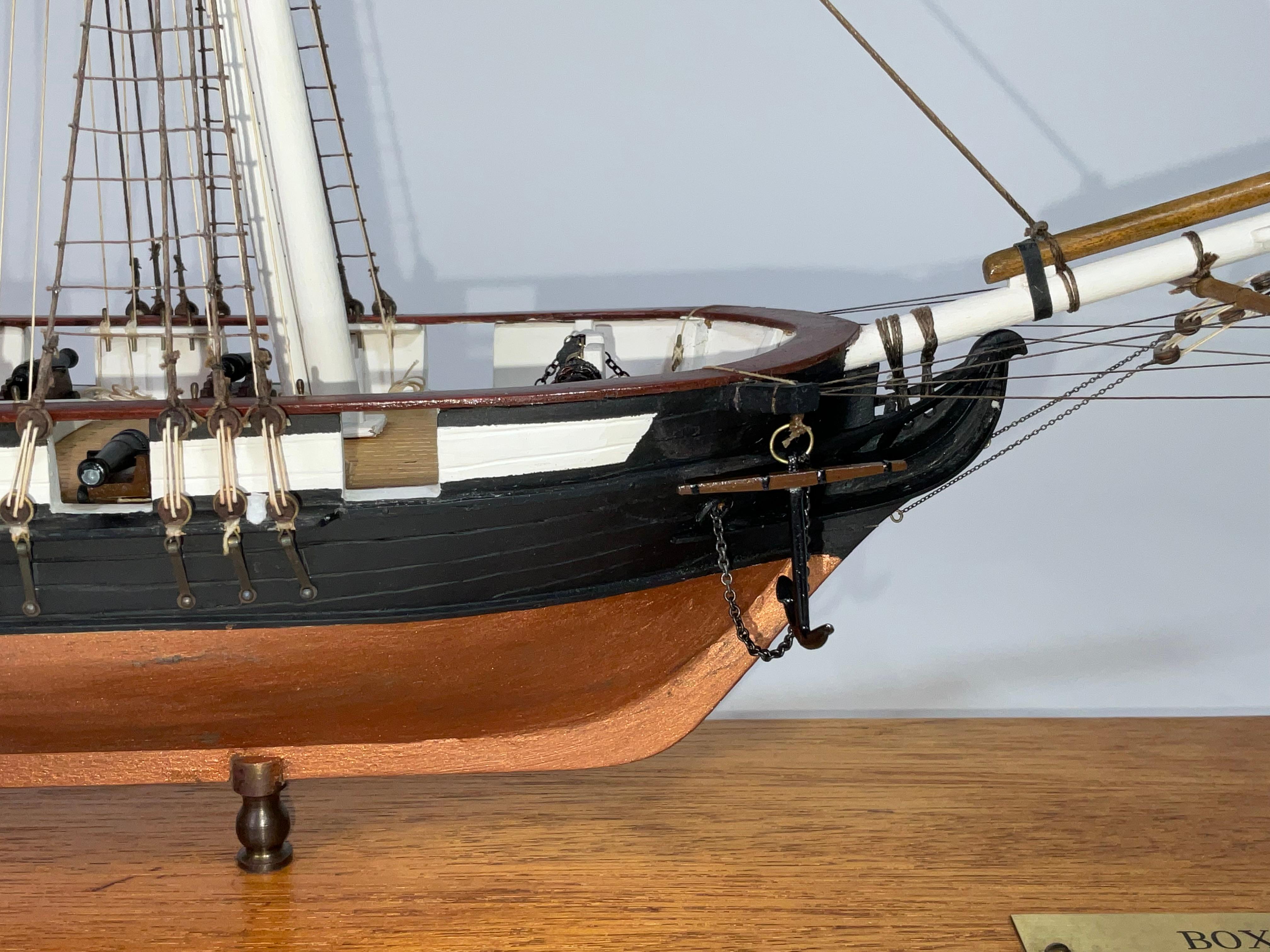 Schiffsmodell des bewaffneten Marine Brig Boxer (Mitte des 20. Jahrhunderts) im Angebot
