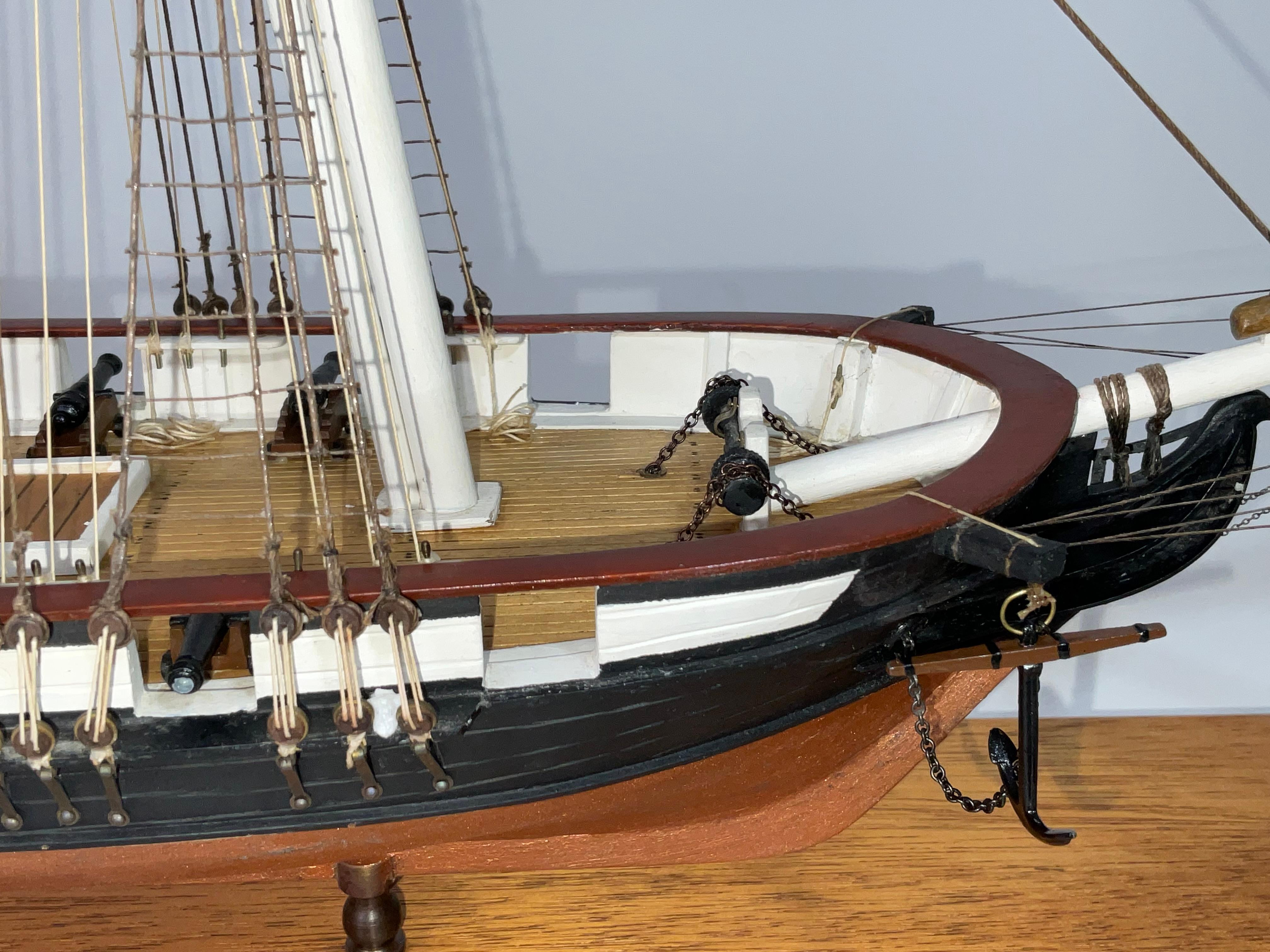 Schiffsmodell des bewaffneten Marine Brig Boxer (Holz) im Angebot
