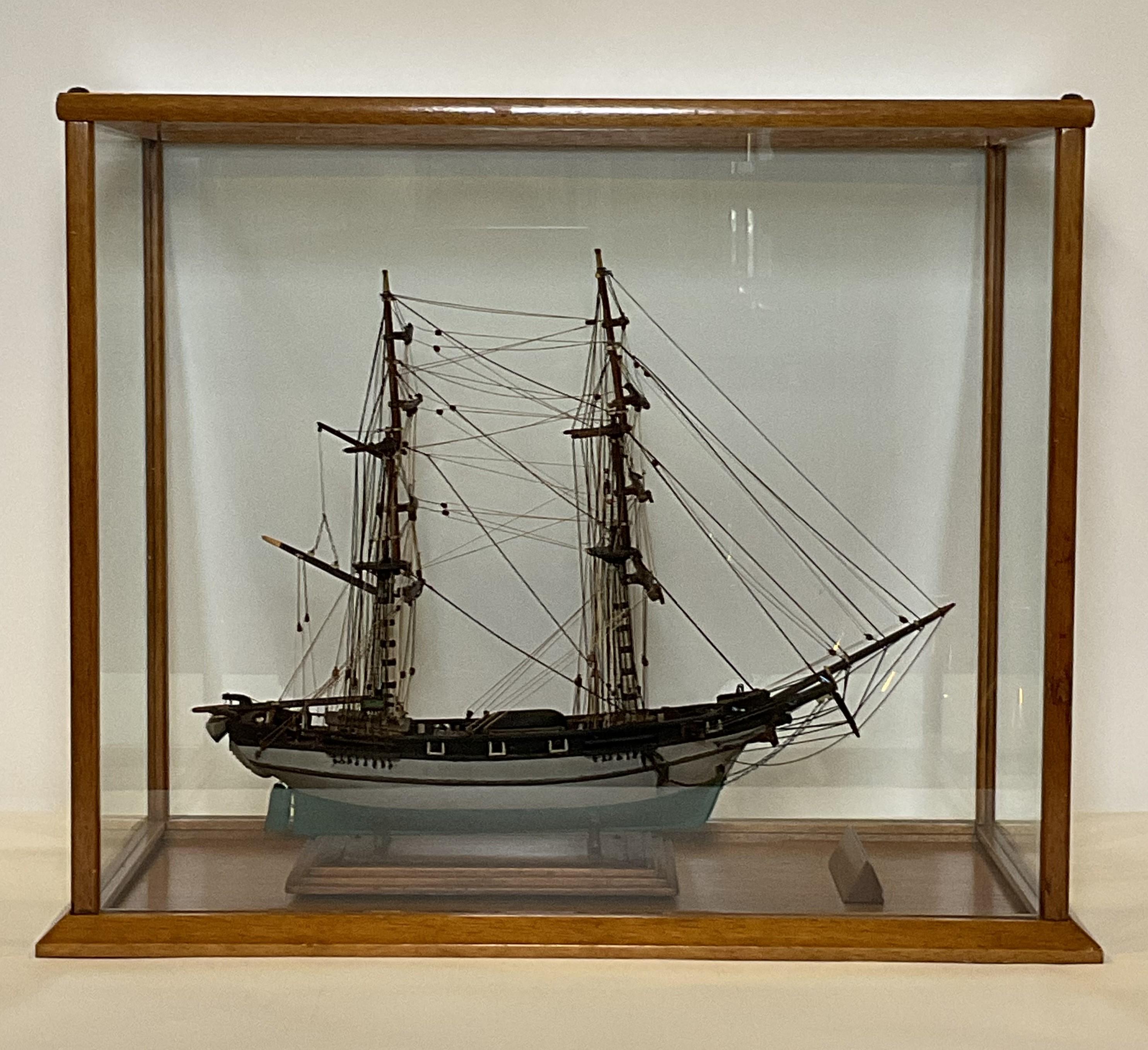 Modèle du brick armé Jessie de New York. Équipé de huit canons sur le pont. La coque est peinte en vert et blanc. Gréé avec un gréement dormant et courant complet. Monté sur un berceau marqueté. Installé dans une vitrine.

Poids :    18