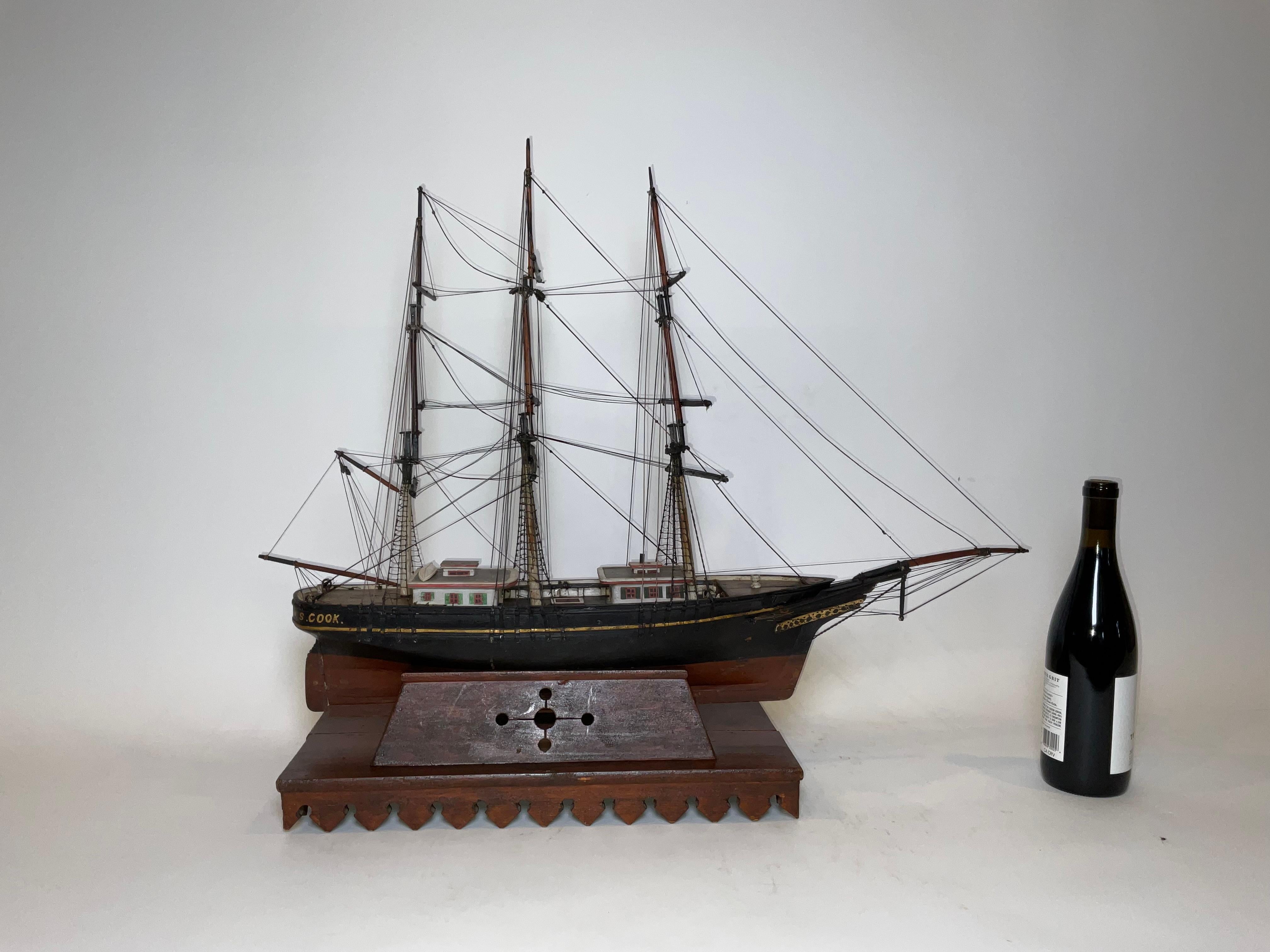 Modèle gréé de la barque à voile américaine W.S. Cuisiner. Modèle du début du XXe siècle avec cabines construites, treuil, cabestan, tuyau de poêle, etc. Trois mâts avec cordes dormantes et courantes. Monté sur un berceau en bois.

Poids :    6