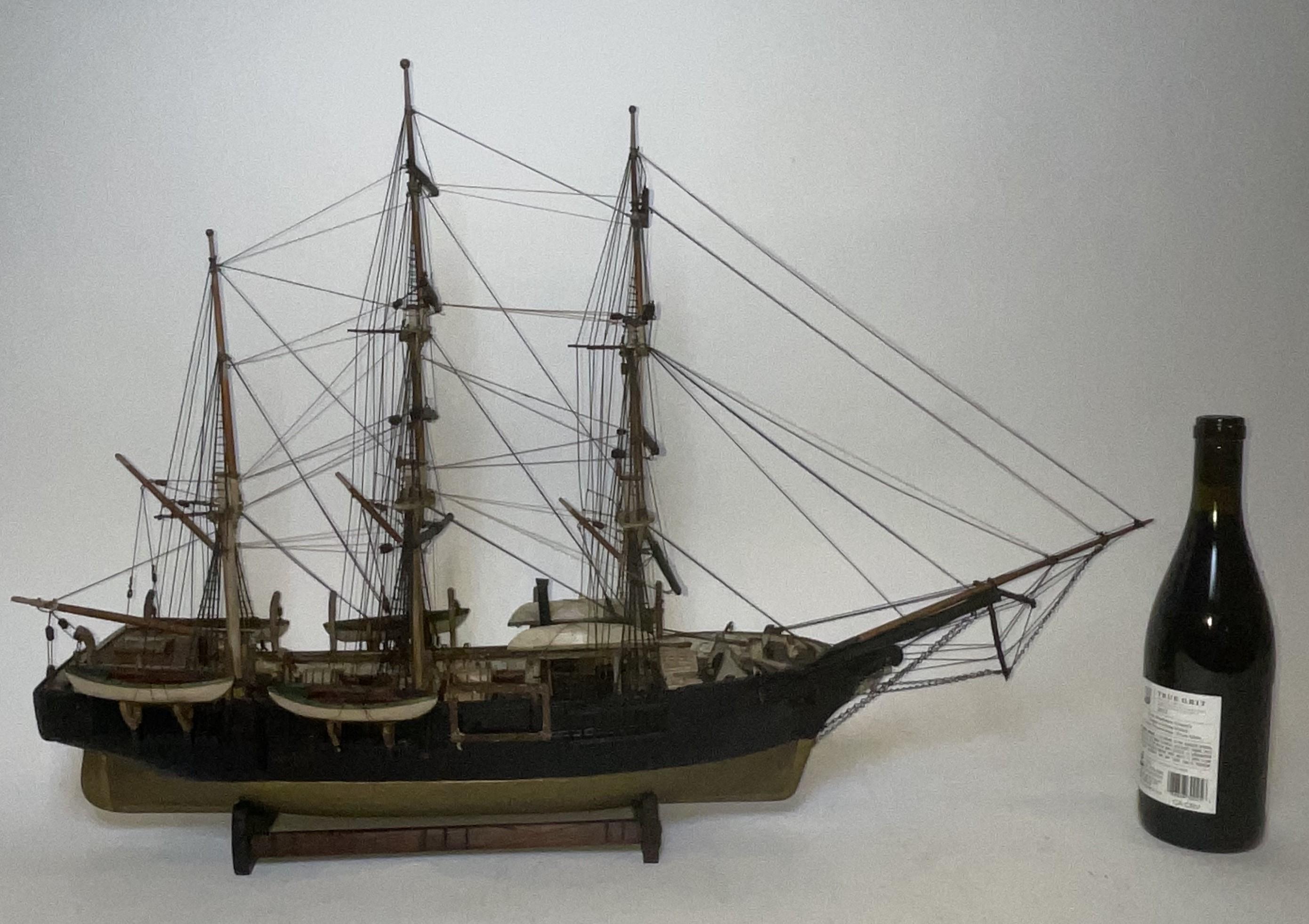Modèle primitif du baleinier américain Wanderer de New Bedford. Les détails comprennent un treuil, des baleinières, des écoutilles, des descentes, des tonneaux, des tryworks, etc. Six baleinières sont suspendues à des bossoirs et deux baleinières se