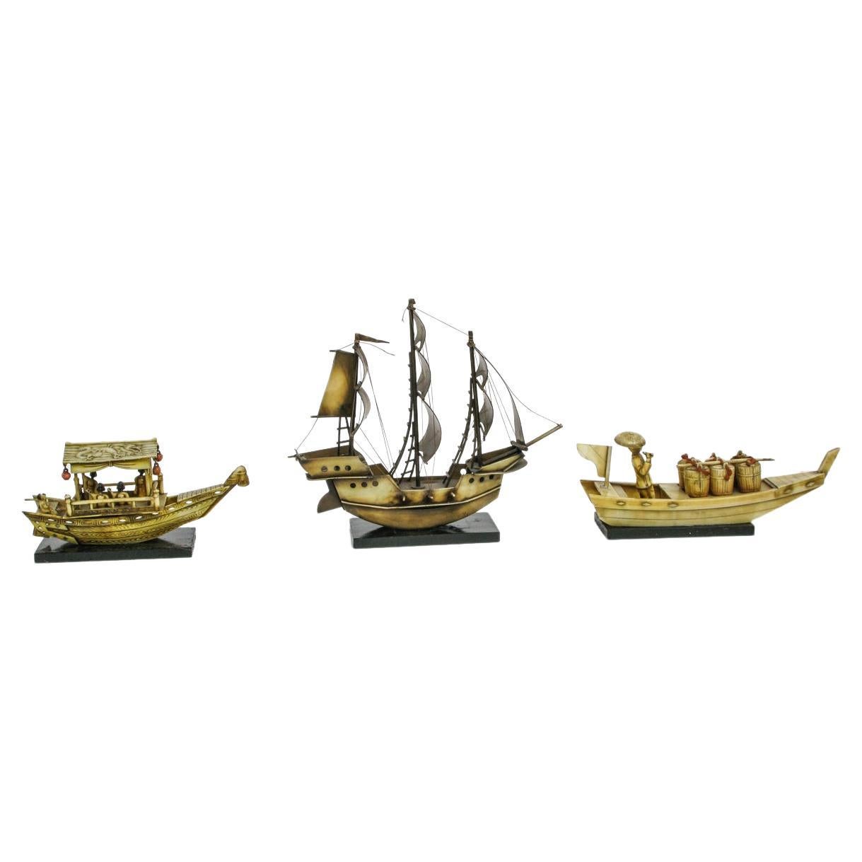 That's really an interesting item. All the little black bases are : cm. 9,5 x 5. The models are, from left to right:
1) musicians: cm. 14x h.7,5 x lenght 5 -
2) in the middle: sailing ship: cm. 18xh. 16 x lenght 6 -
3) fisherman with barrels: cm.