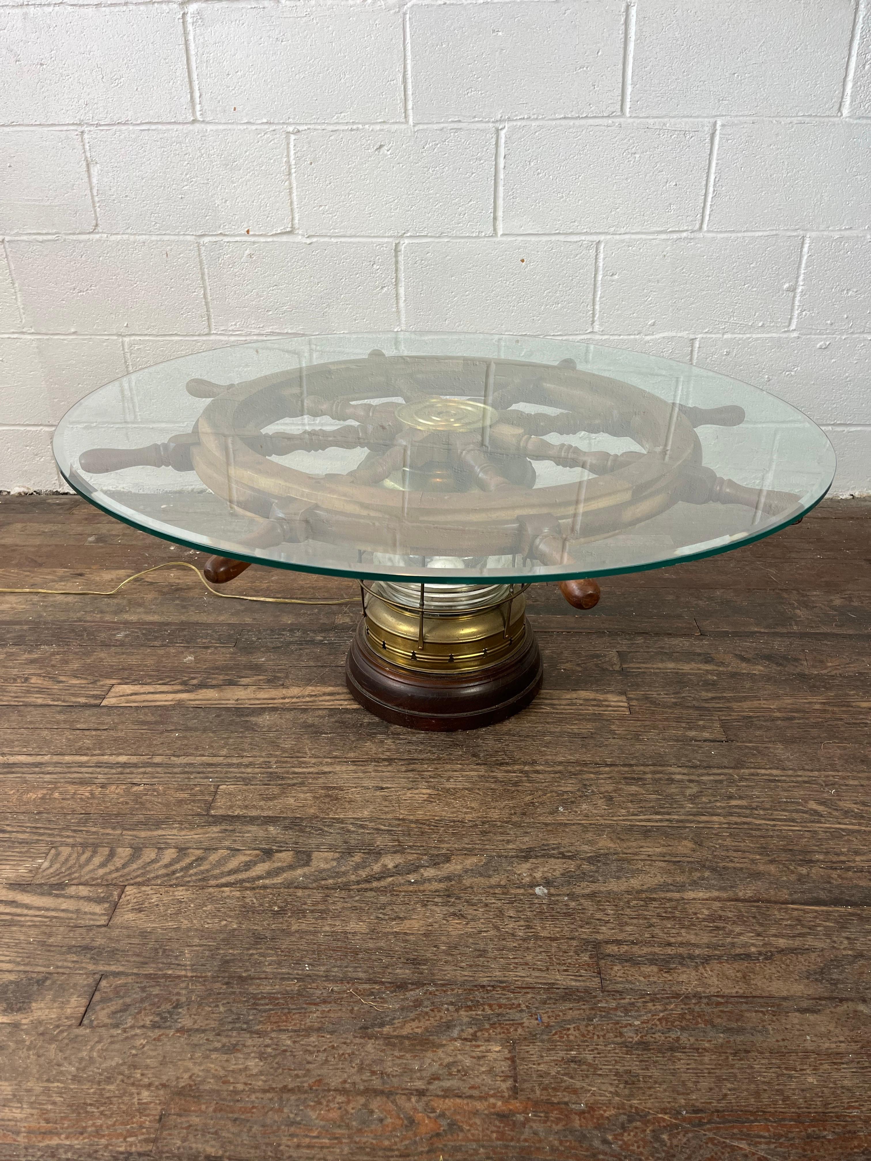 Mesa baja con tapa de cristal y latón  Base de pedestal de farol Moderno de mediados de siglo en venta