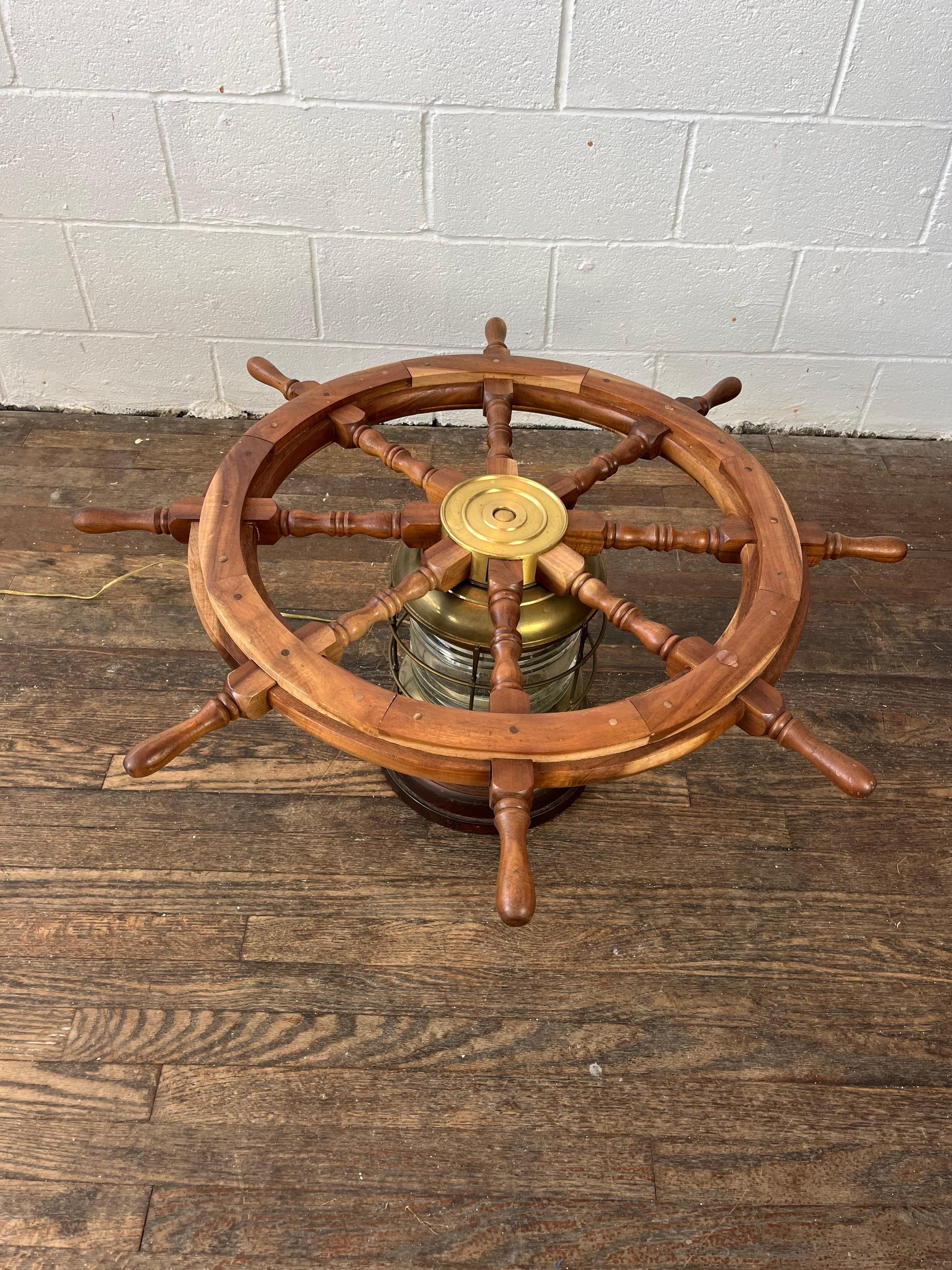 Mesa baja con tapa de cristal y latón  Base de pedestal de farol Estadounidense en venta
