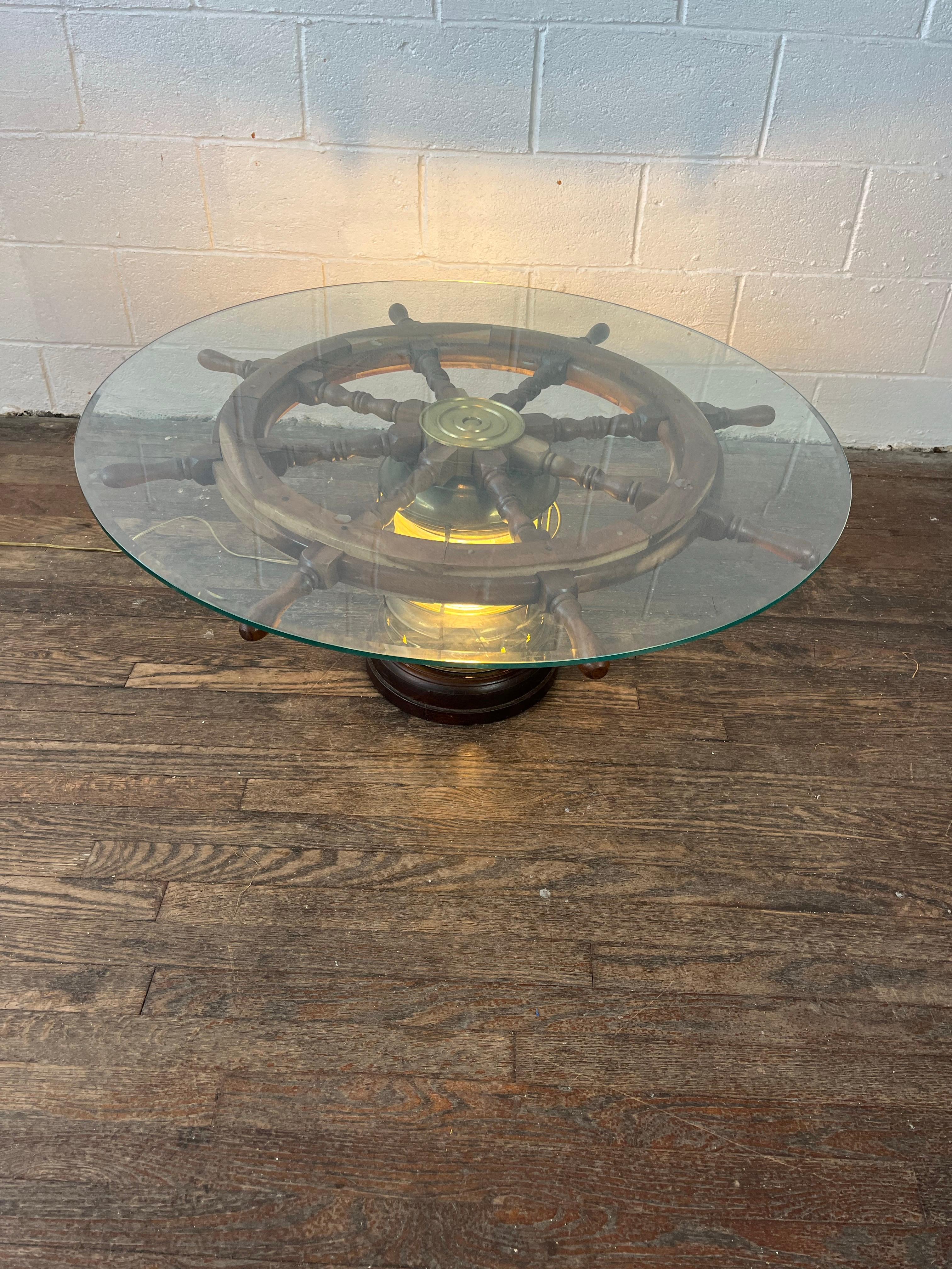 Mesa baja con tapa de cristal y latón  Base de pedestal de farol en Bueno estado para la venta en W Allenhurst, NJ