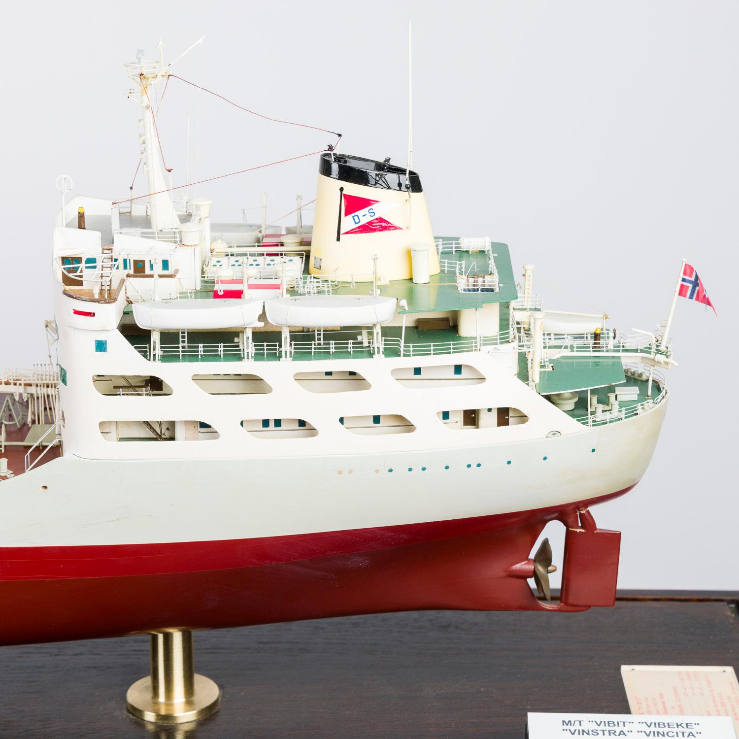 Modèle de construction navale du pétrolier VIBIT réalisé en 1963. en vente 8