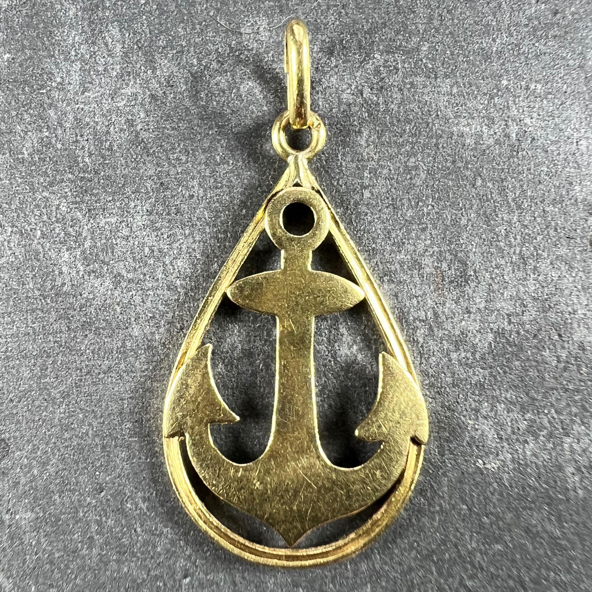 Pendentif à breloques en or jaune 18 carats (18K) conçu comme une ancre avec un entourage de fil en forme de poire. Estampillé de la marque du hibou pour l'or 18 carats et d'importation française. 

Dimensions : 2,5 x 1,5 x 0,13 cm (sans l'anneau de