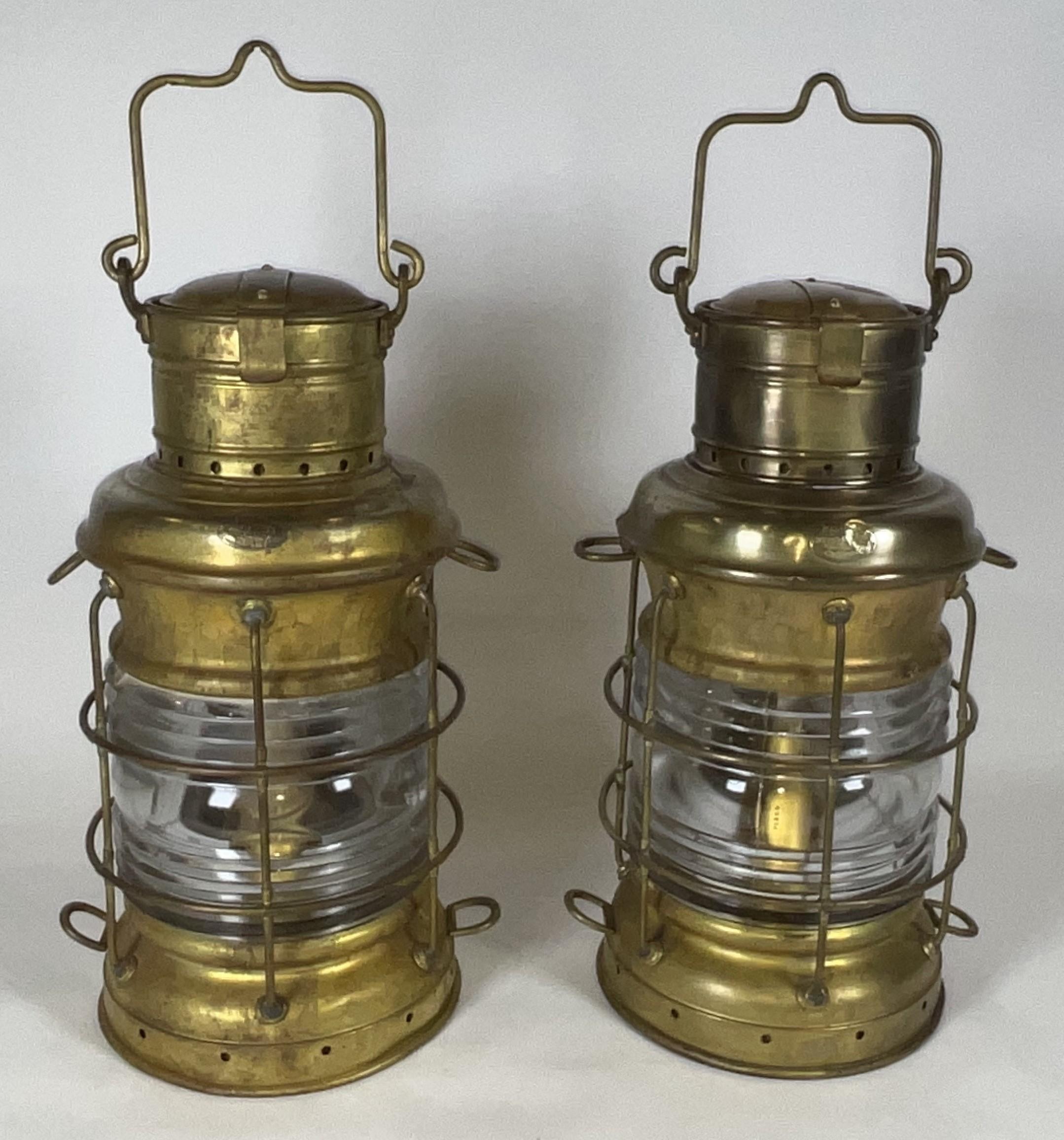 Coppia di grandi lanterne ad ancora in ottone massiccio con lenti in vetro fresnel. Entrambi sono realizzati in ottone da 