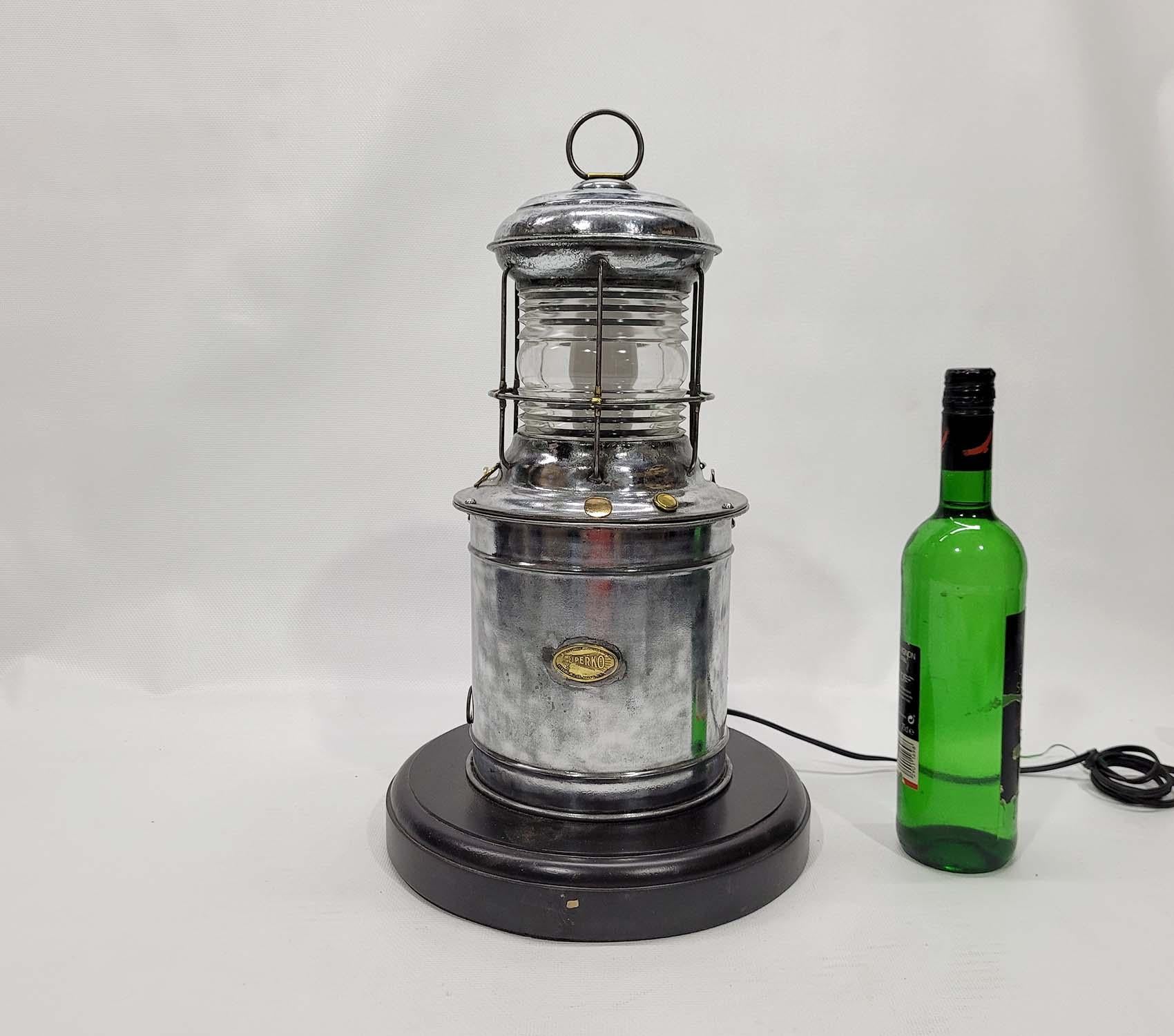 Marine-Leuchtfeuer aus poliertem Stahl von Perkins Marine Lamp Company aus Brooklyn, New York. Es handelt sich um ein batteriebetriebenes Notrufsignal. Es wurde mit einer Steckdose ausgestattet. Er wurde poliert und lackiert, was ihm einen tollen