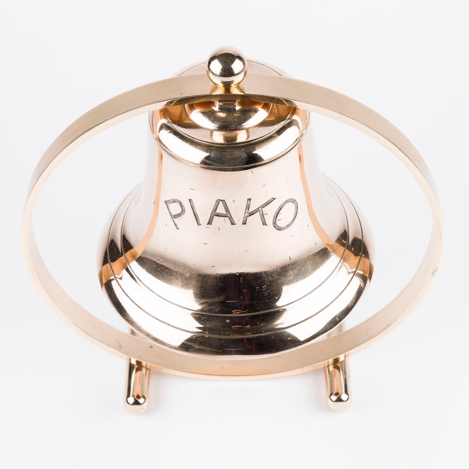 Cloche de navire des années 1920 sur une monture circulaire en bronze Art déco, pour le navire à vapeur PIAKO.
 
Navire marchand à vapeur Piako, construit en 1920 par A. Stephens & Sons Ltd, Linthouse, Glasgow, pour New Zealand Shipping Co Ltd,