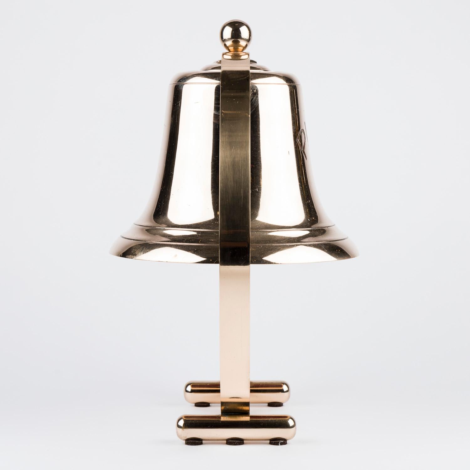 20ième siècle Cloche de navire sur un support circulaire en bronze Art Déco, pour le navire à vapeur PIAKO en vente