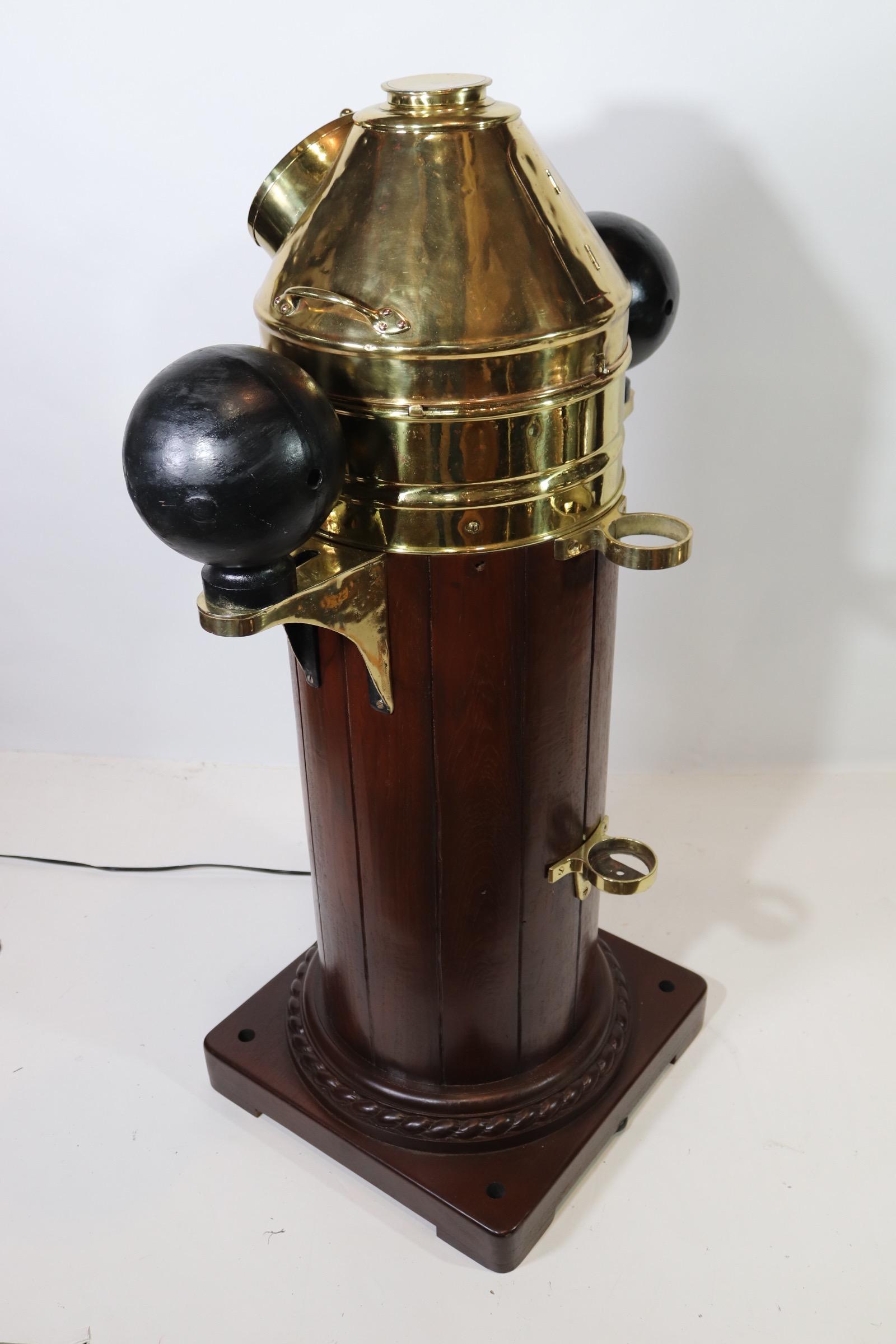 Binnacle de navires par Kevin Hughes Bon état - En vente à Norwell, MA