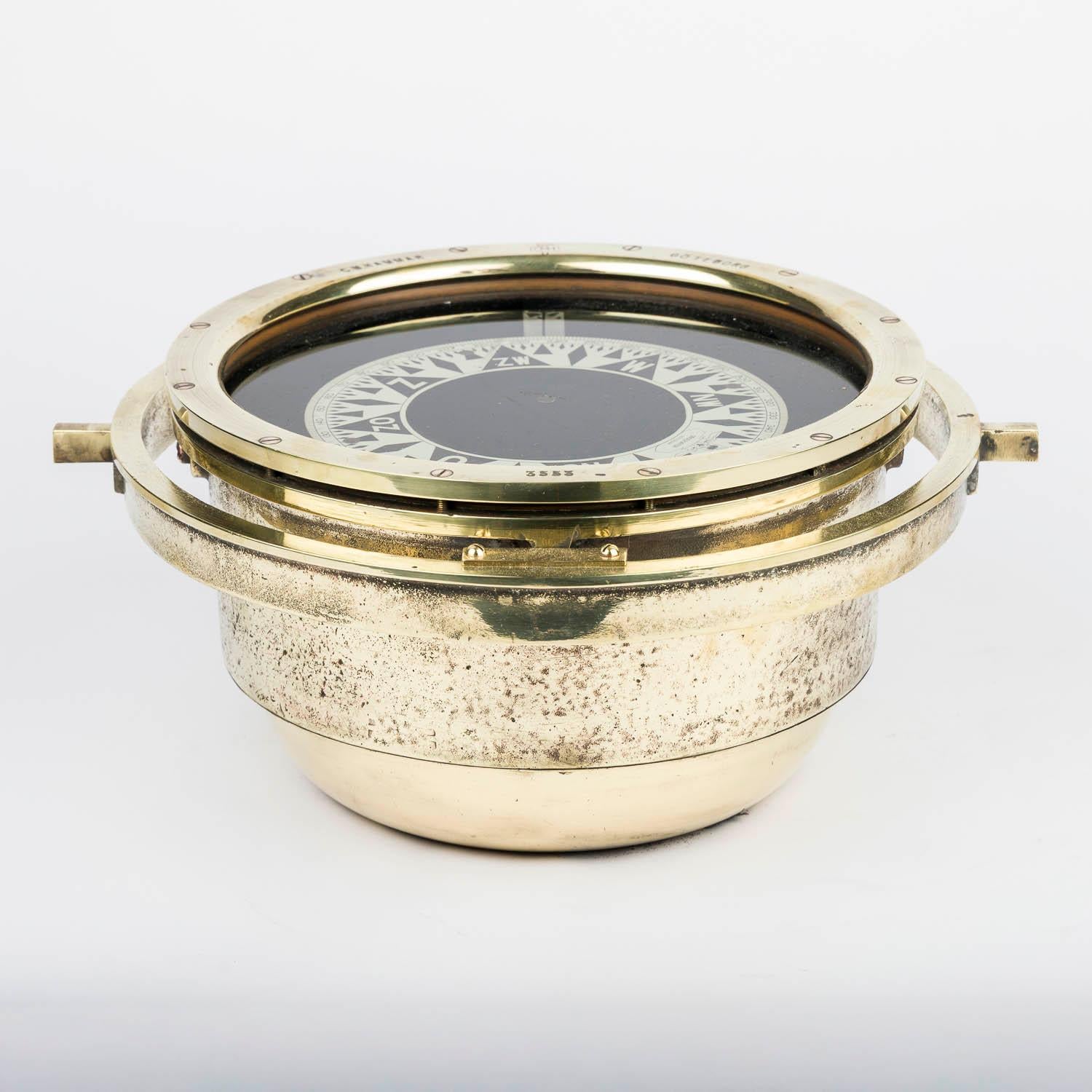 Ship’s gimble mounted compass by C.M. Hammer of Sweden In Good Condition For Sale In London, GB