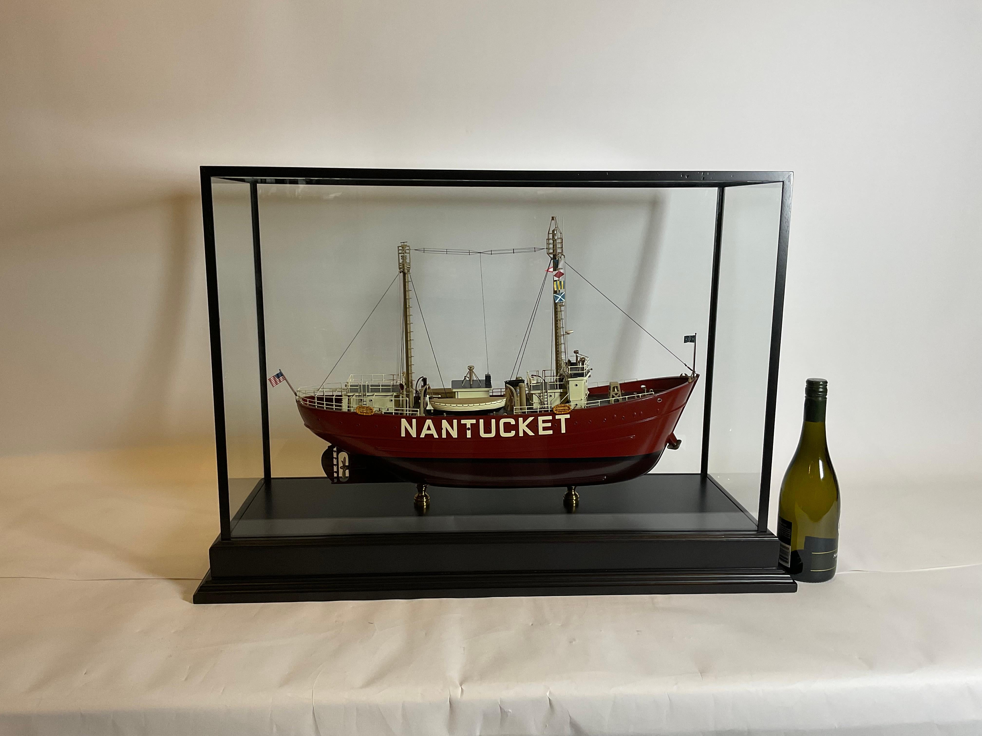 Modèle de qualité muséale du bateau-phare Nantucket, équipé d'innombrables accessoires en laiton fraisés. Coque en bois dur sculpté, mâts en laiton peints etc... Il montre également un travail de cabane bien exécuté. Monté dans une vitrine.

Poids :