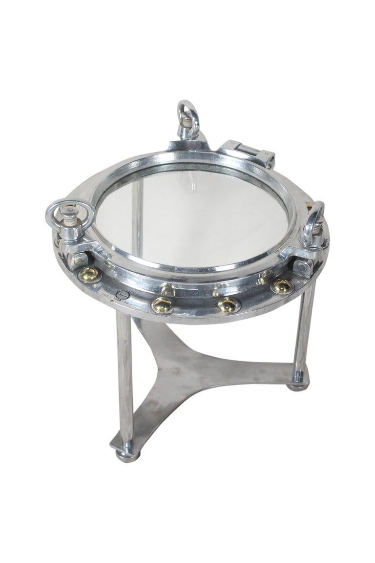 Mesa baja o auxiliar con ojo de buey náutico Por Deborah Lockhart Phillips Industrial en venta