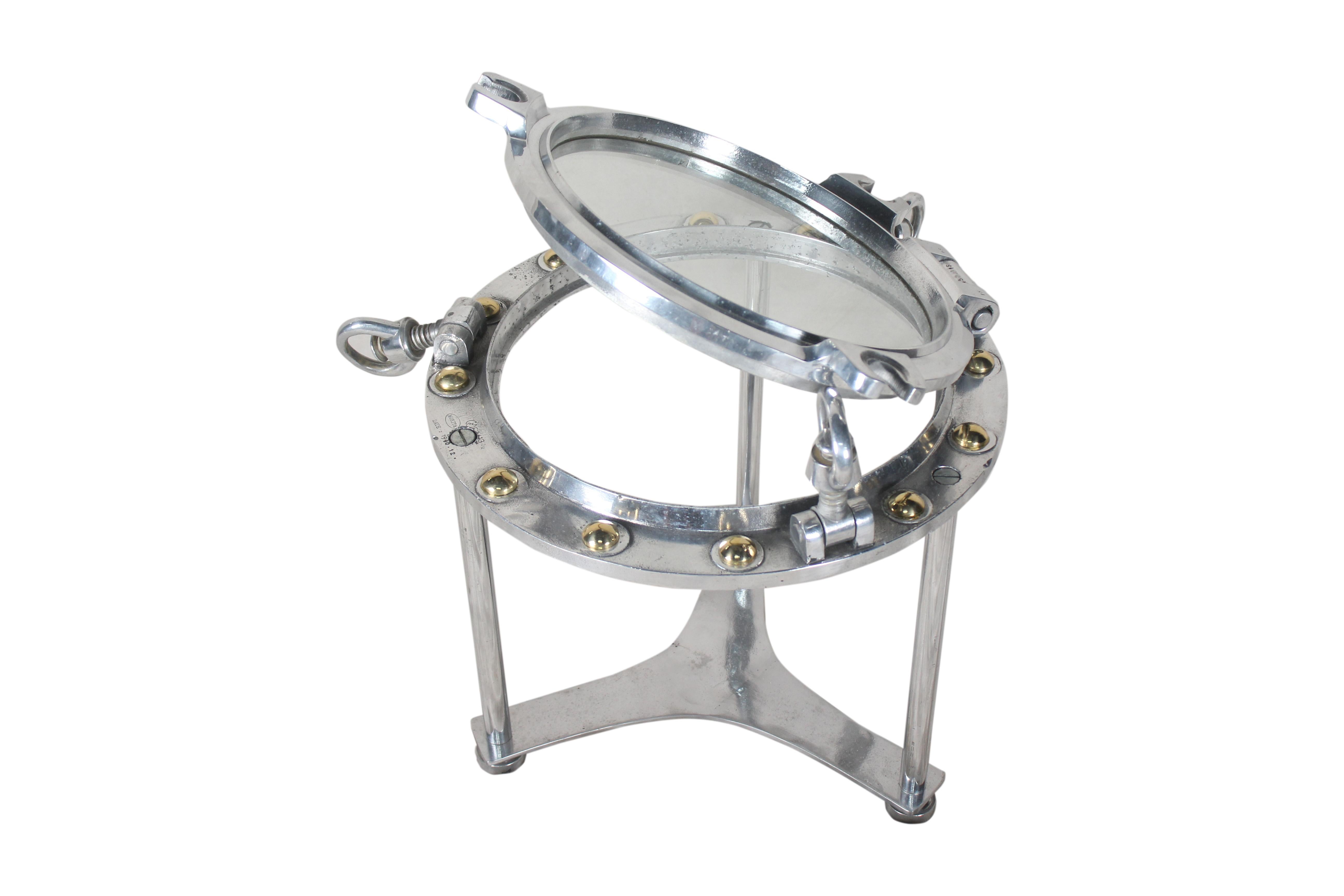 Mesa baja o auxiliar con ojo de buey náutico Por Deborah Lockhart Phillips Cromo en venta