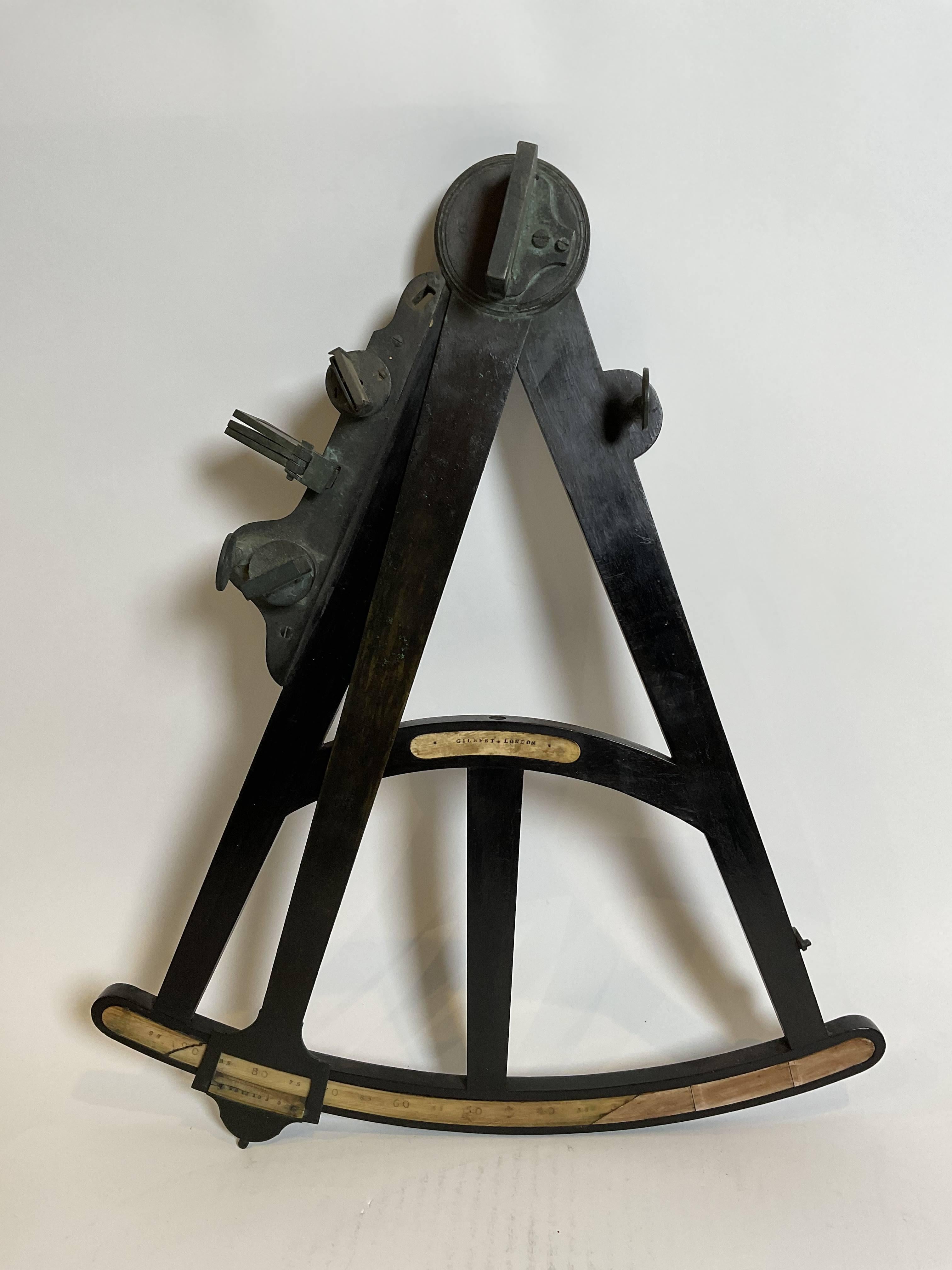 Quadrant en T ancien avec plaque de fabricant en os gravée de Gilbert of London. Avec une échelle de lecture à quatre-vingt-dix degrés. (L'échelle montre les réparations). Il existe deux filtres solaires et deux filtres de visée de l'horizon.