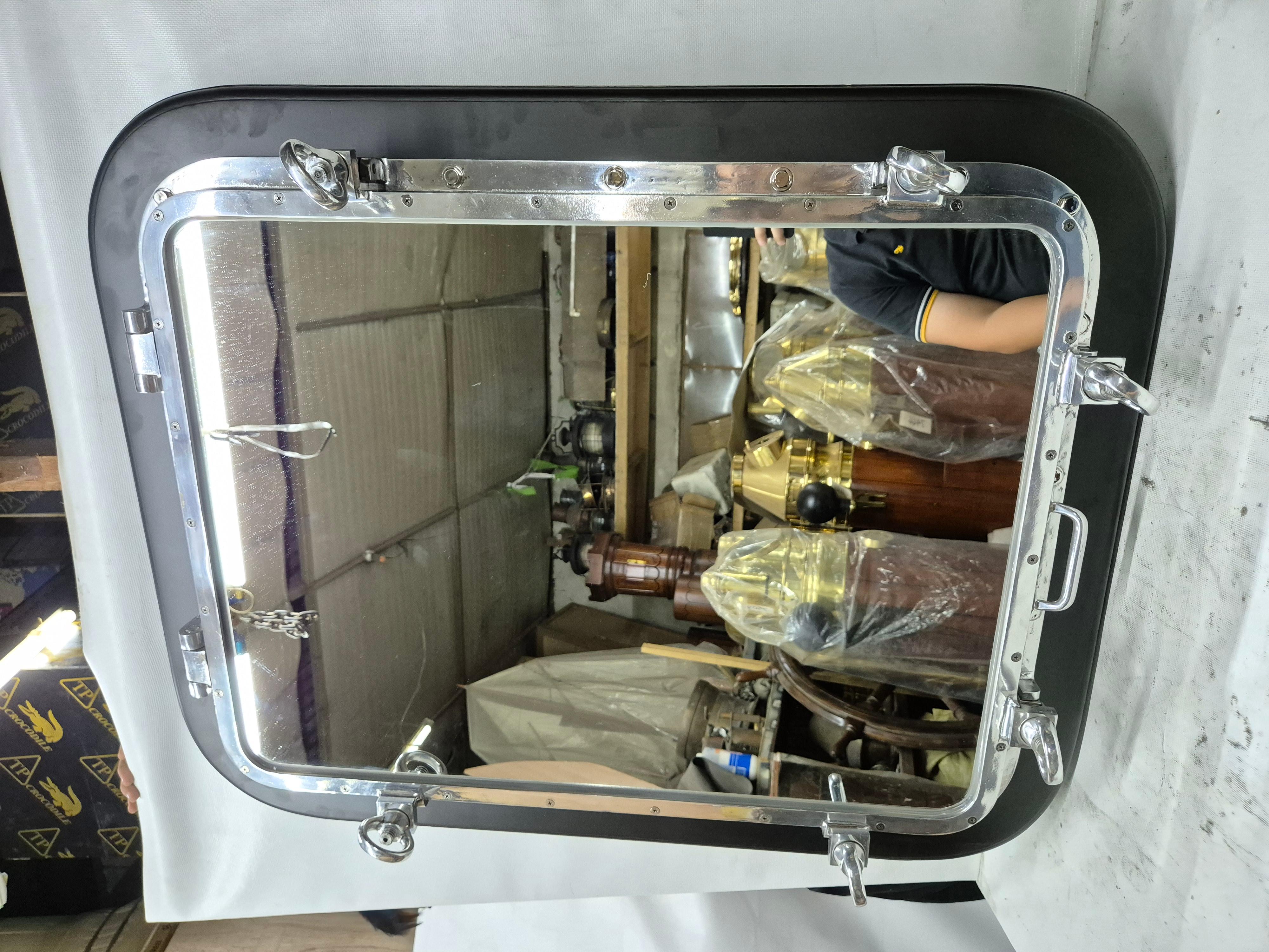 Le hublot d
un bateau transformé en miroir mural