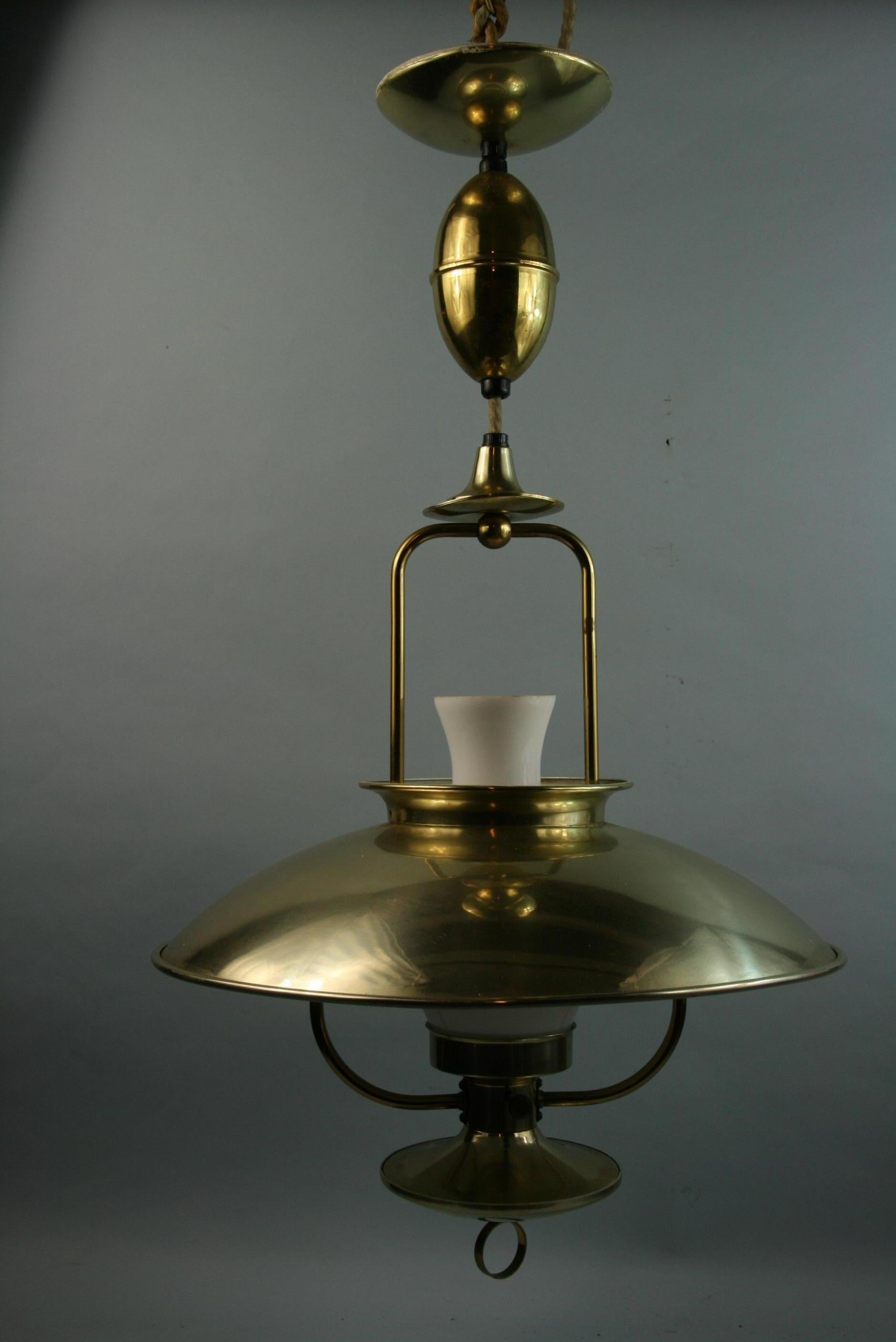 Lampe à suspension de bateau avec verre blanc Hurricane, 1950 Bon état - En vente à Douglas Manor, NY