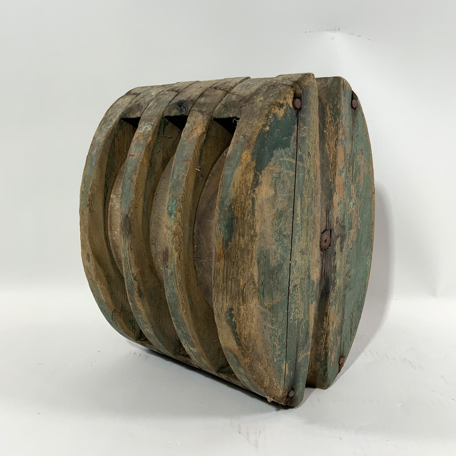 Bloque de barcos de triple polea en pintura vieja que muestra mucho carácter. Mediados del siglo XIX. Alrededor de 1860.