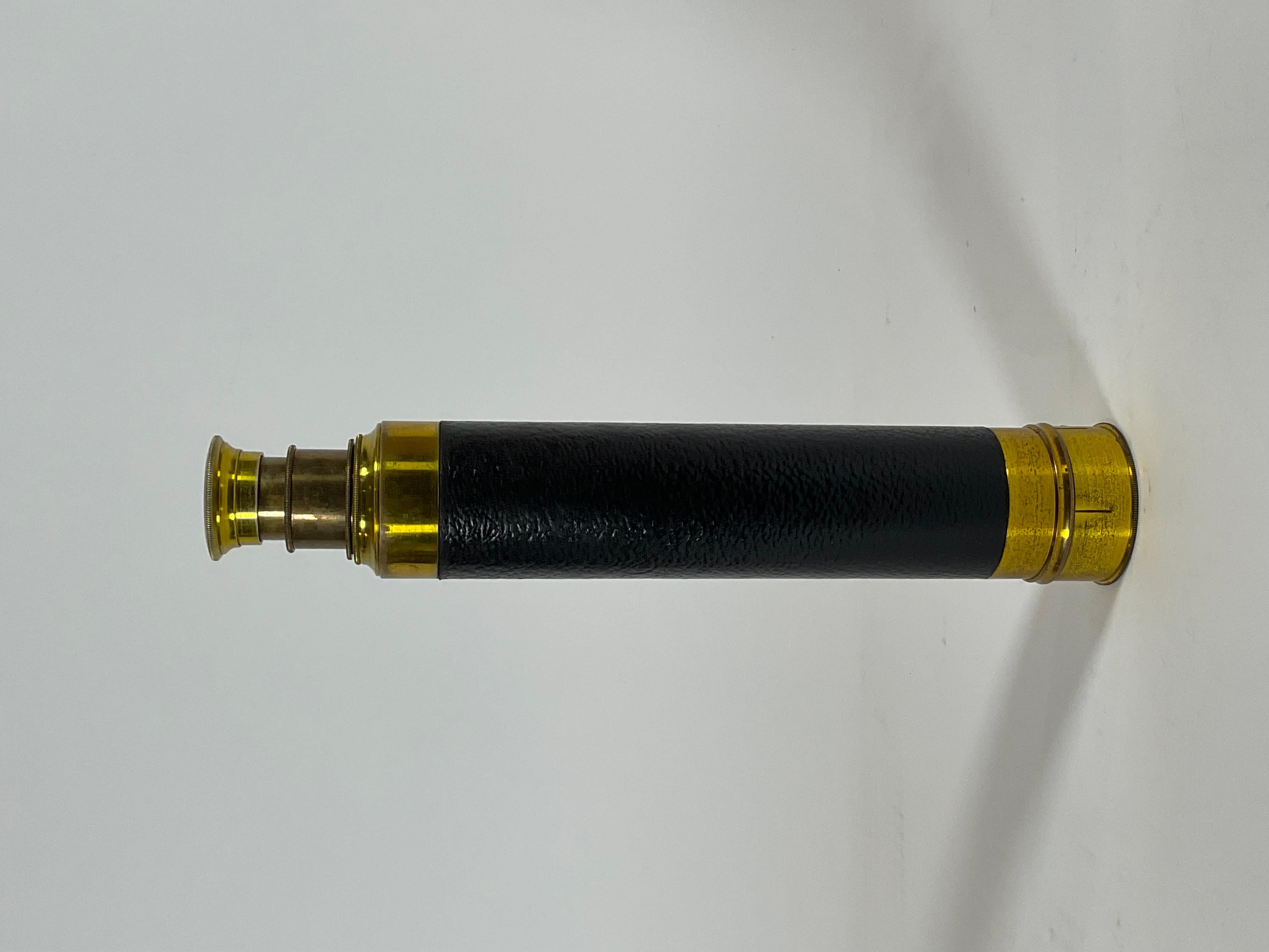 Lorgnette à trois tiroirs avec couvercle en cuir cousu. Finition laquée ancienne. Capuchon d'extrémité. Couvercle d'oculaire coulissant. 9 3/4
