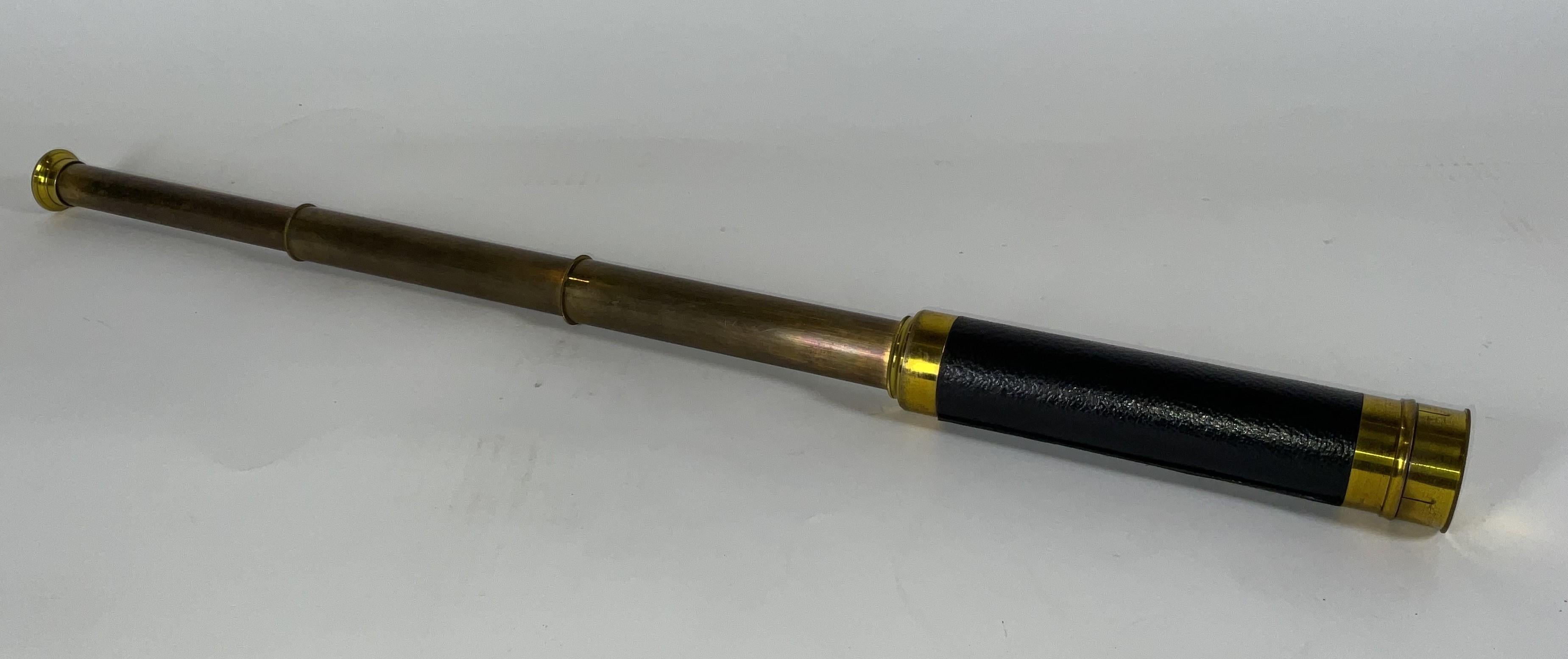 Spyglass de navire avec baril recouvert de cuir Bon état - En vente à Norwell, MA