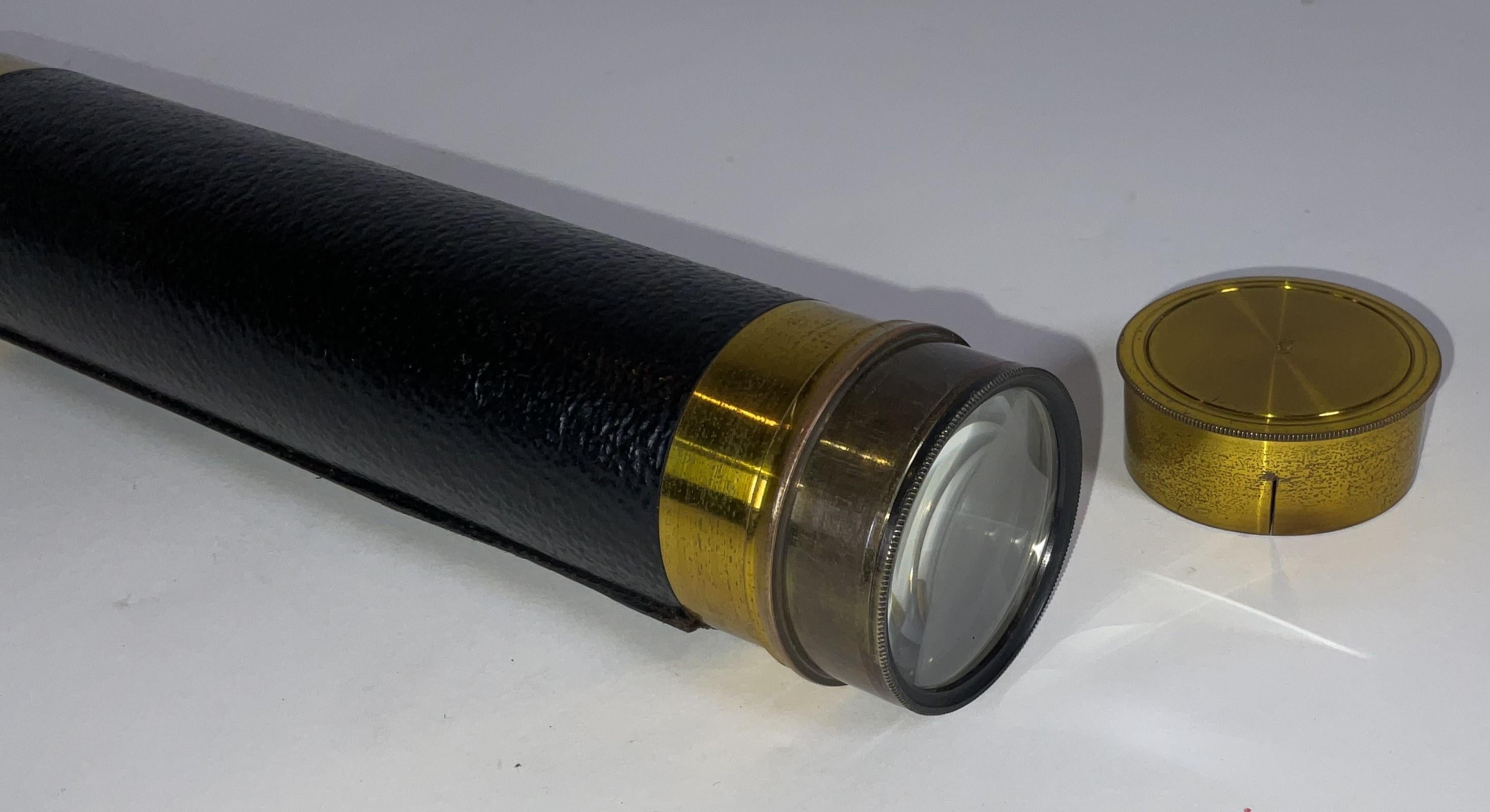 Laiton Spyglass de navire avec baril recouvert de cuir en vente