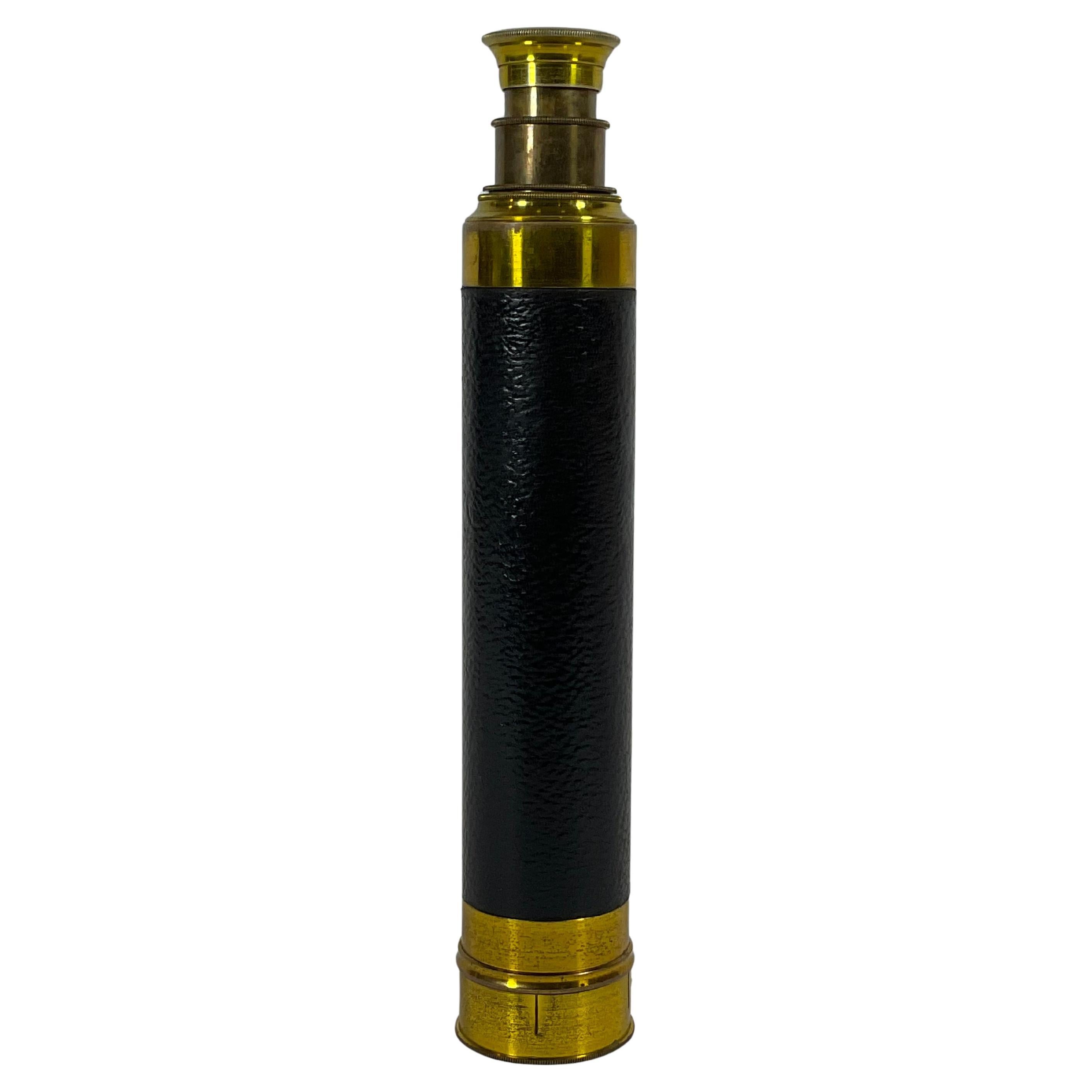 Spyglass de navire avec baril recouvert de cuir
