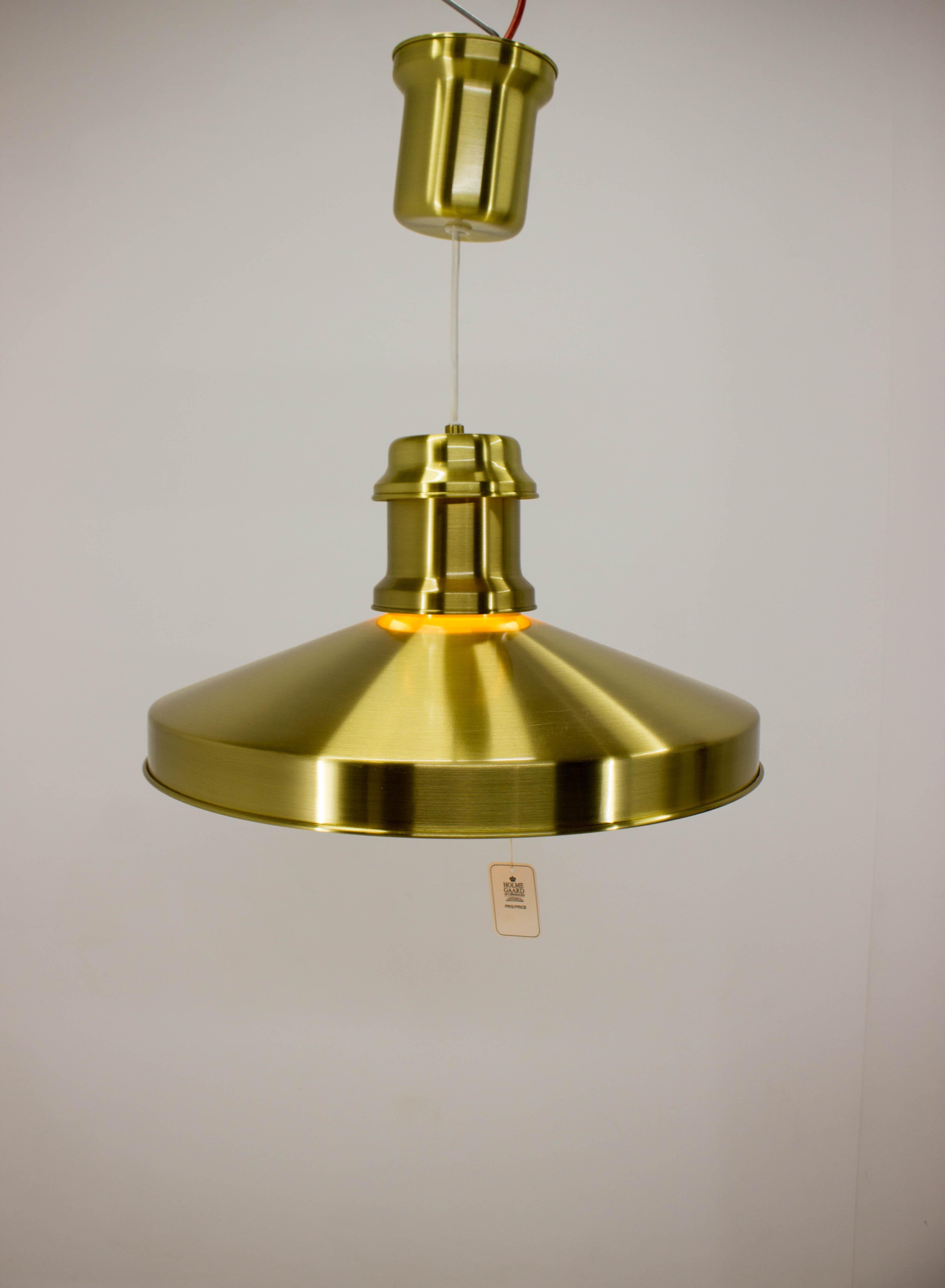 Lampe de bateau jamais utilisée de Sidse Werner pour Holmegaard, 1970, emballée à l'origine. Mesures : Hauteur réglable, max. 144cm, min. 45cm. Cache-ampoule en verre de lait.
